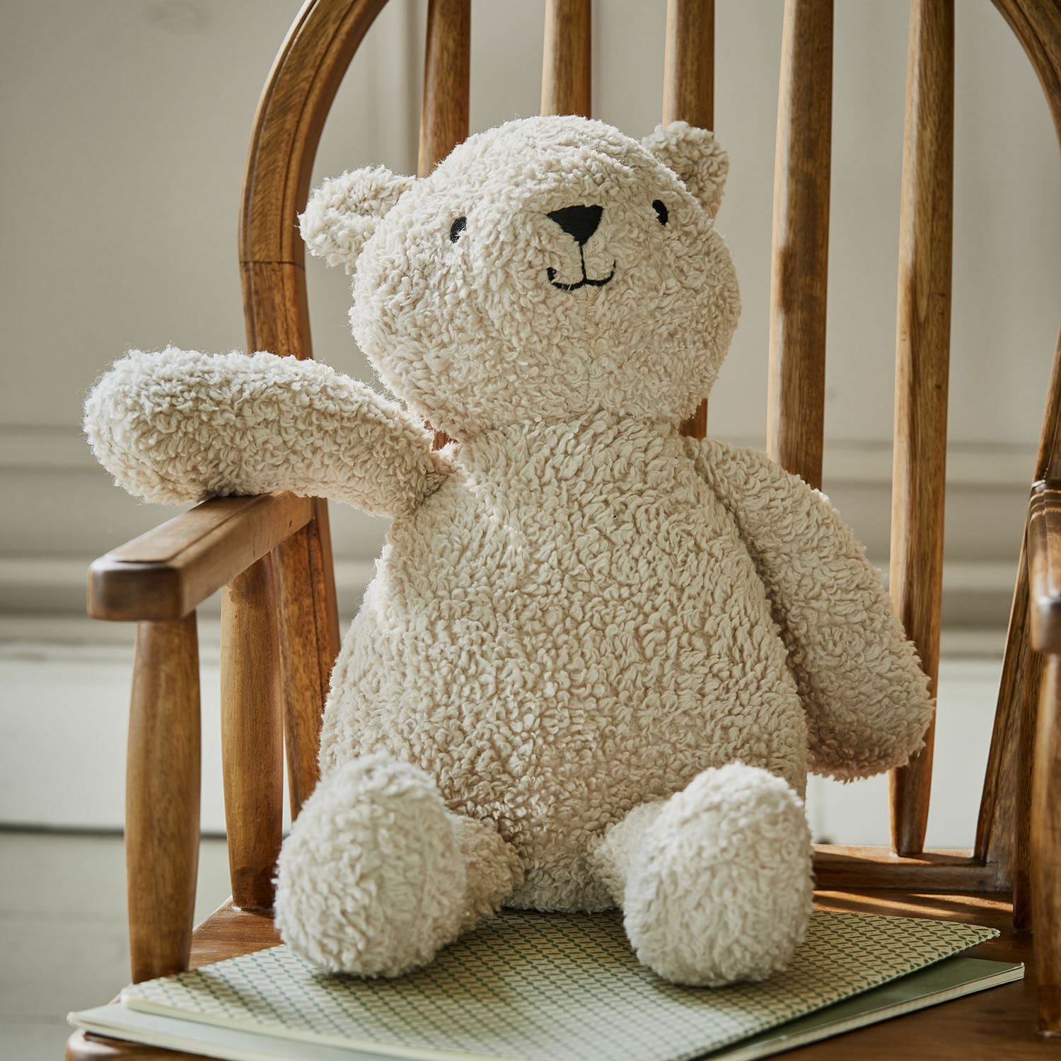 Peluche Fuffino Oso de peluche beige de material suave sentado en silla de madera, decoración infantil