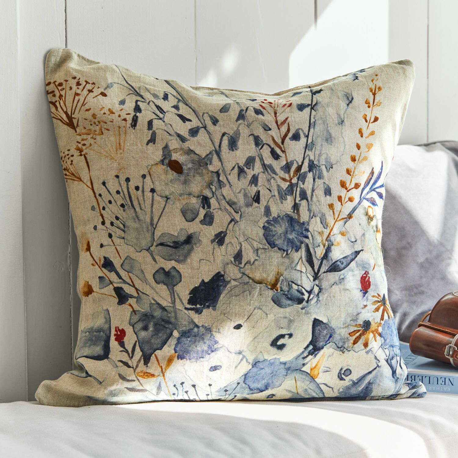 Funda de cojín Carroll Cojín decorativo de lino beige con diseño floral azul y marrón, elegante para sala de estar