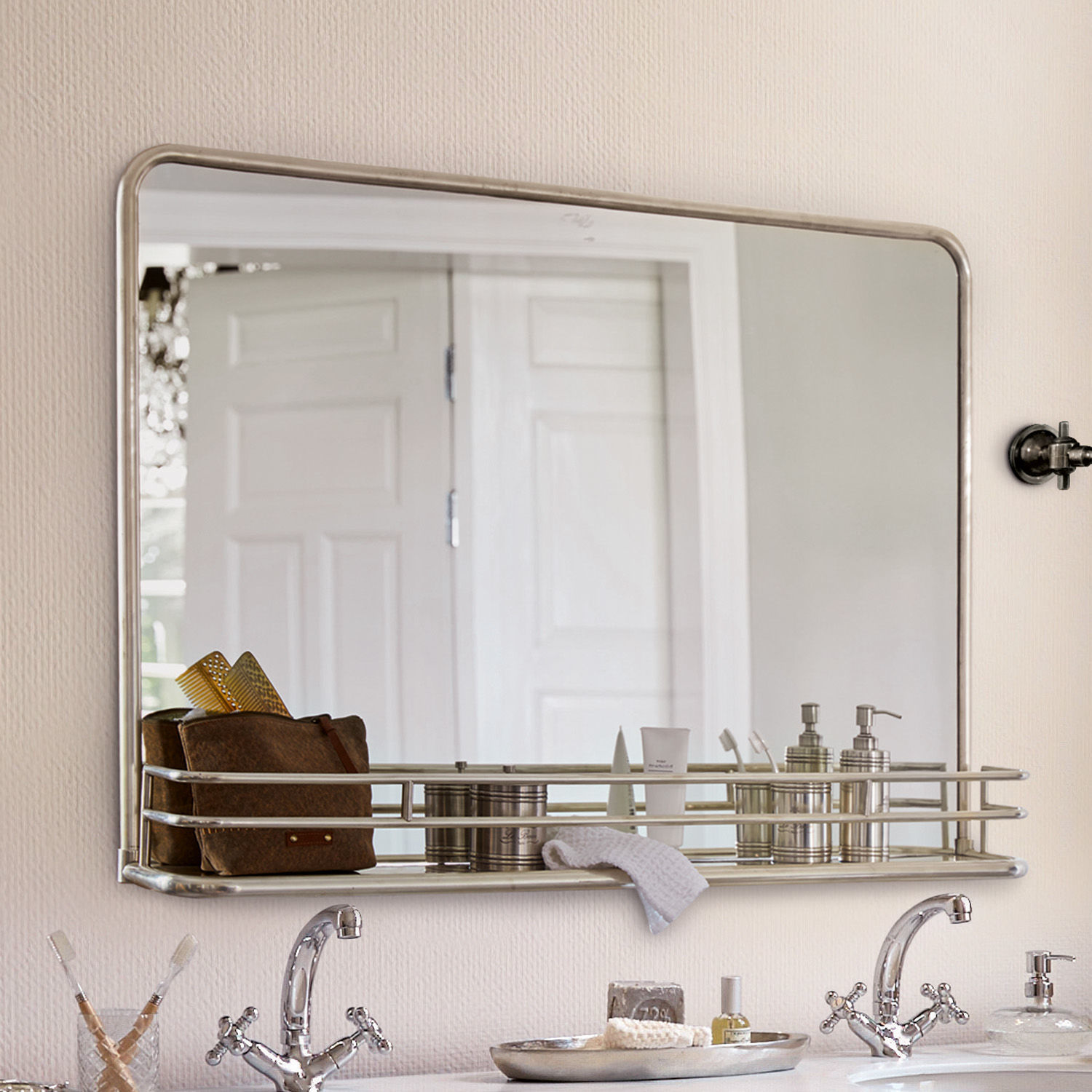 Espejo Opoli Espejo de baño con estante metálico y acabado cromado, accesorios elegantes para baño