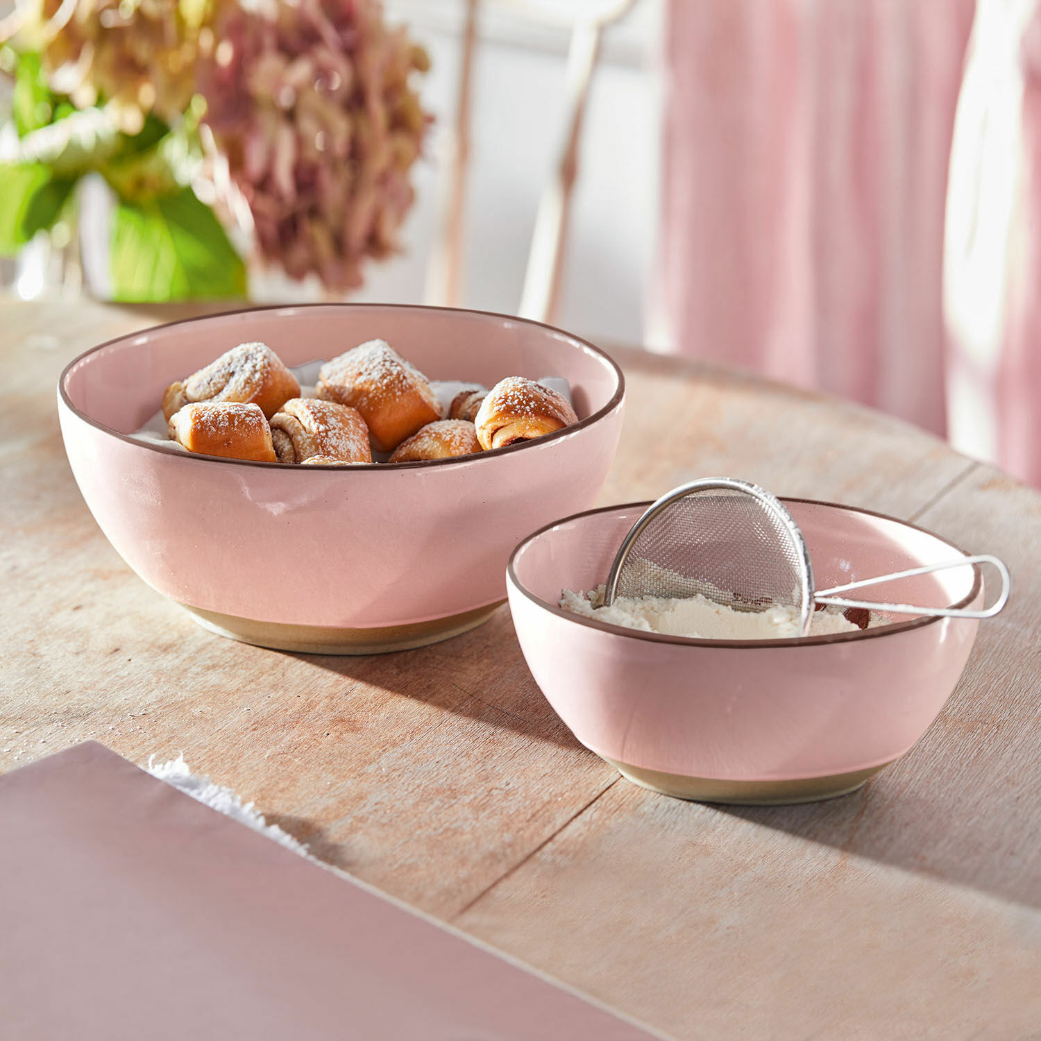 Set de 2 cuencos Biarré Cuencos de cerámica rosa con pasteles y harina sobre mesa de madera en cocina