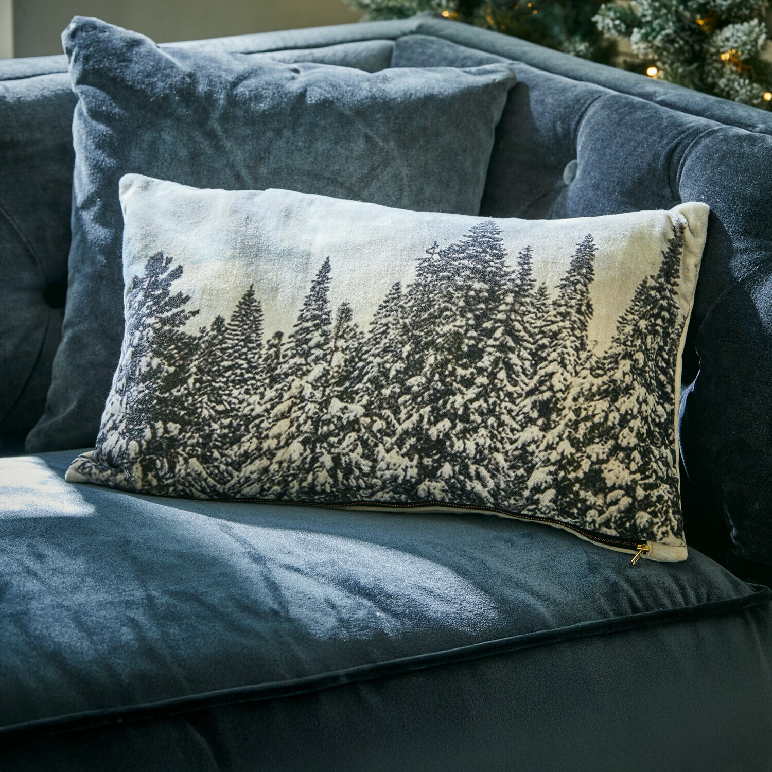 Funda de cojín Silver Creek Cojín decorativo rectangular con estampado de bosque nevado en tela clara sobre sofá azul oscuro