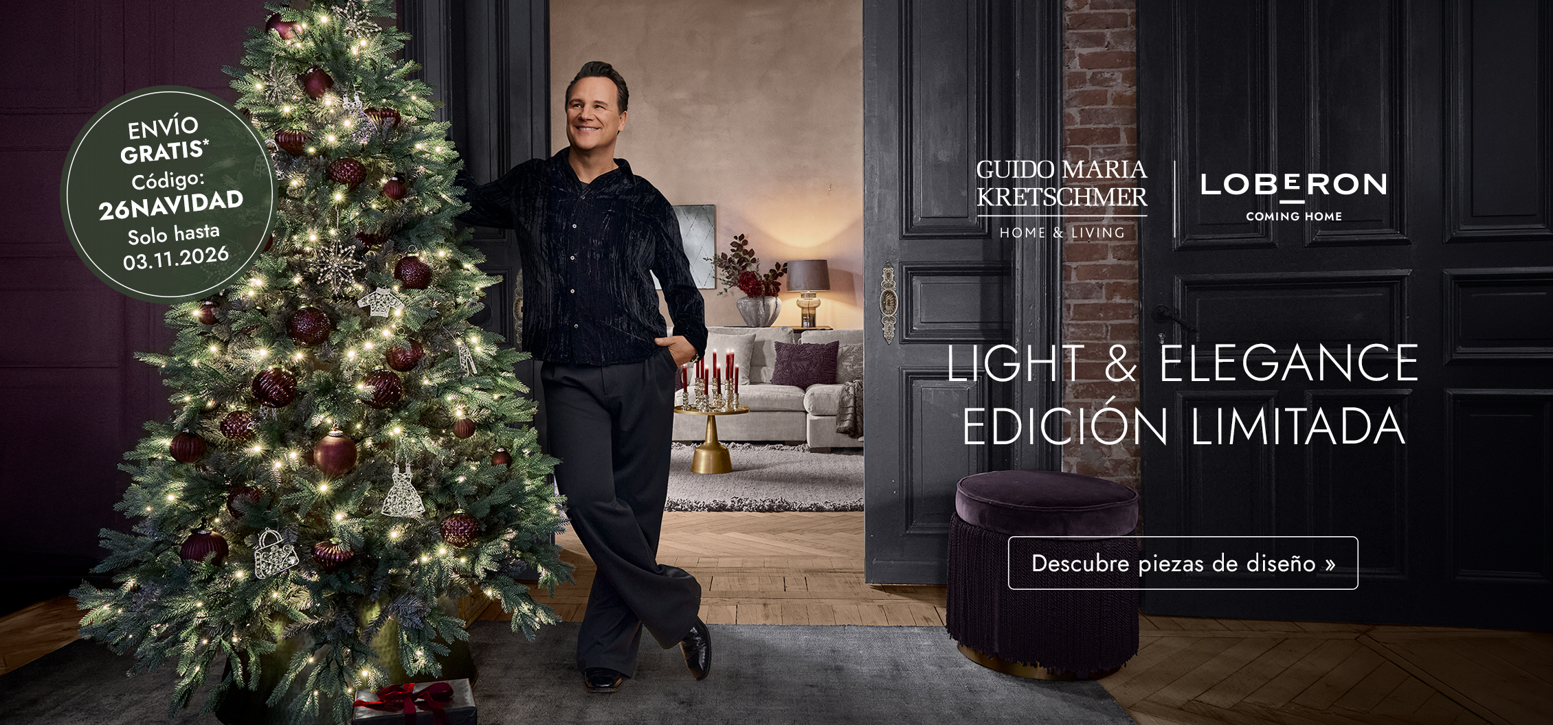 Árbol de Navidad elegante con adornos burdeos y luces LED en interior moderno con hombre sonriente.