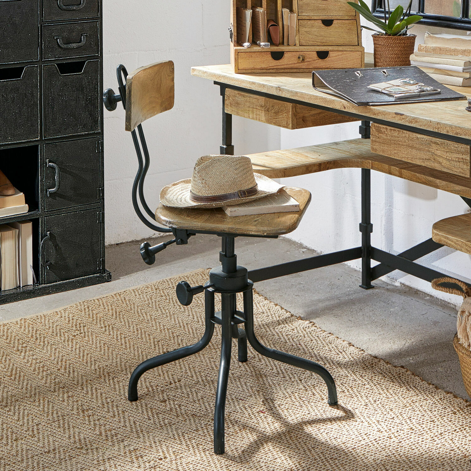 Silla Richie Silla giratoria industrial de madera natural y metal negro para oficina o taller moderno