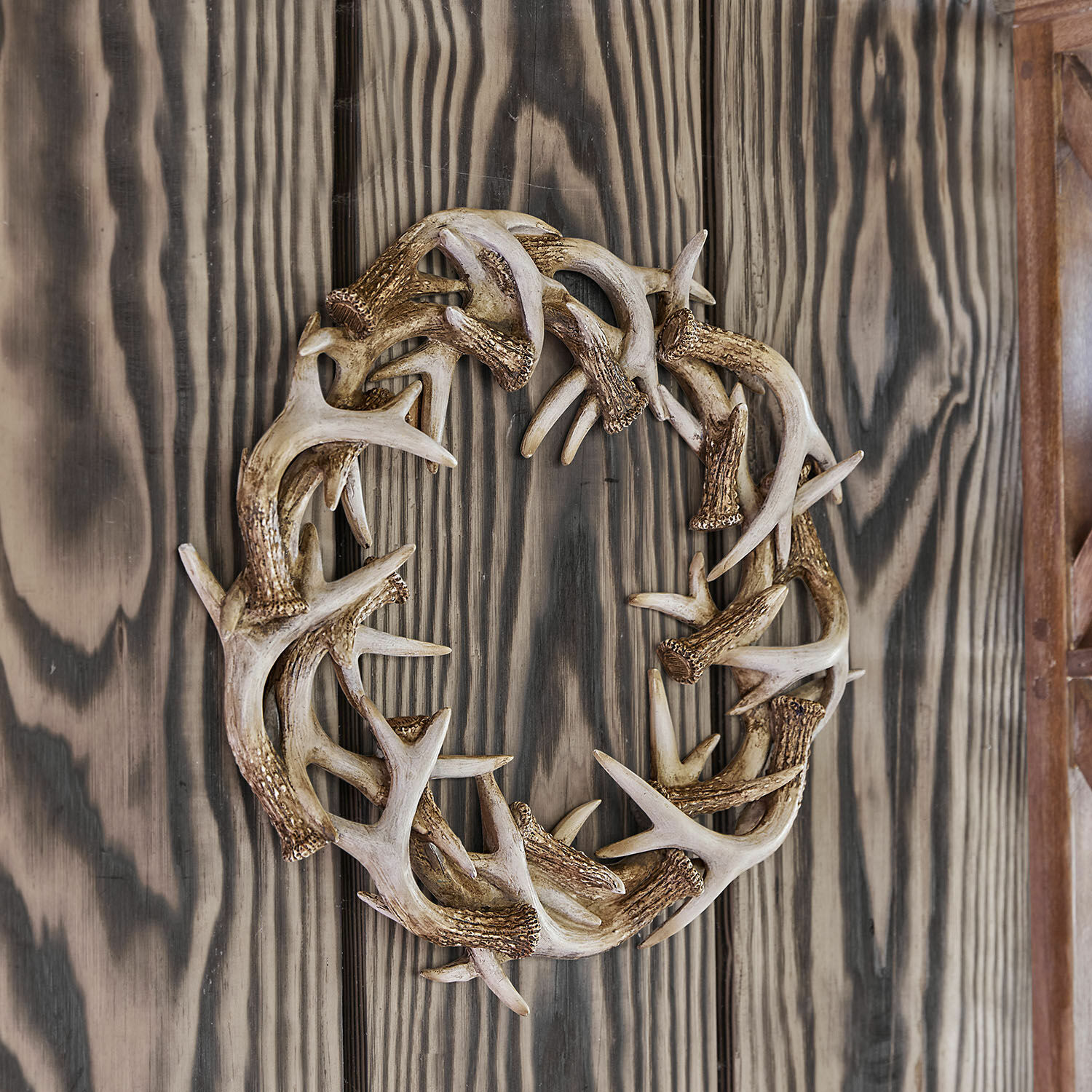 Corona Inglewood Corona decorativa de imitación asta en color natural sobre fondo de madera, decoración rústica de pared