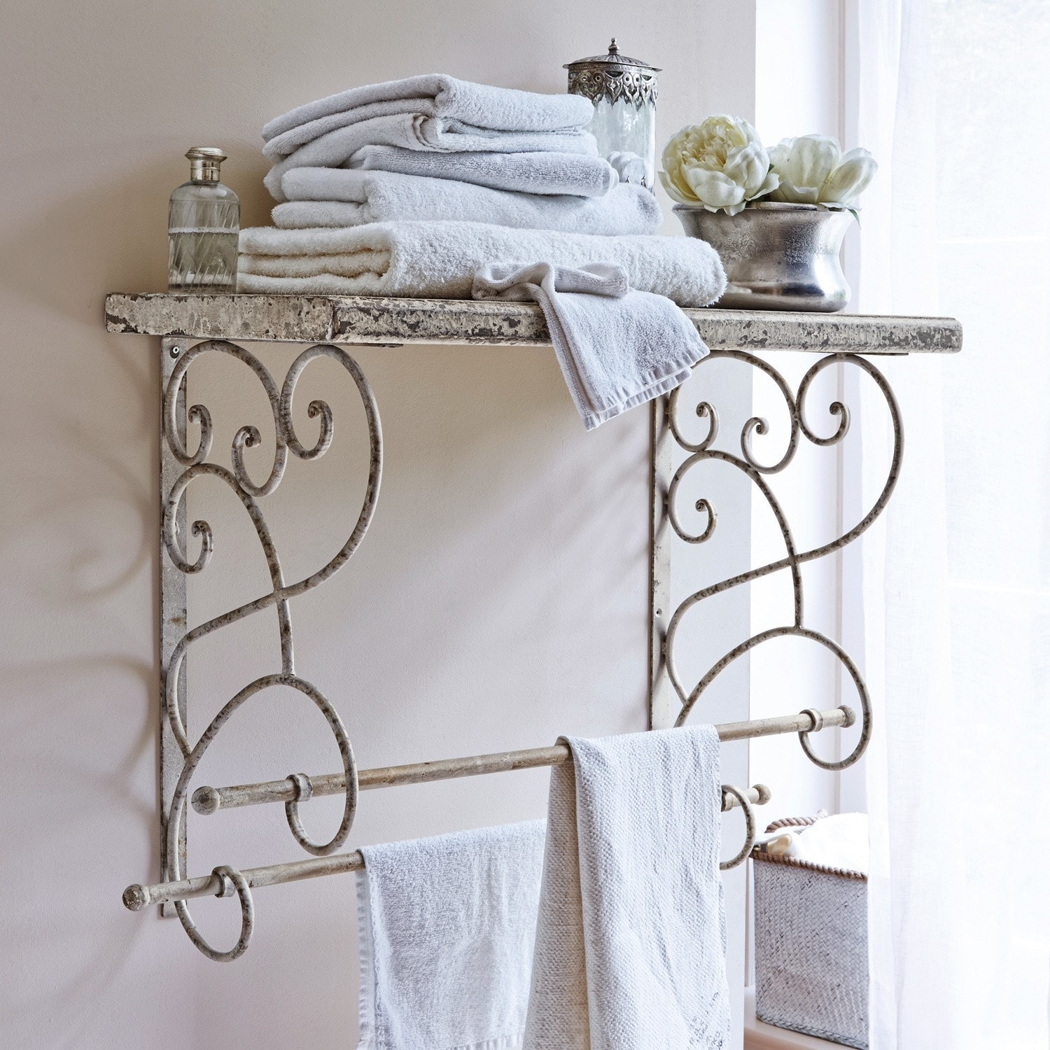 Toallero Lacelle Toallero de pared de metal blanco envejecido con estante, estilo vintage para baño elegante