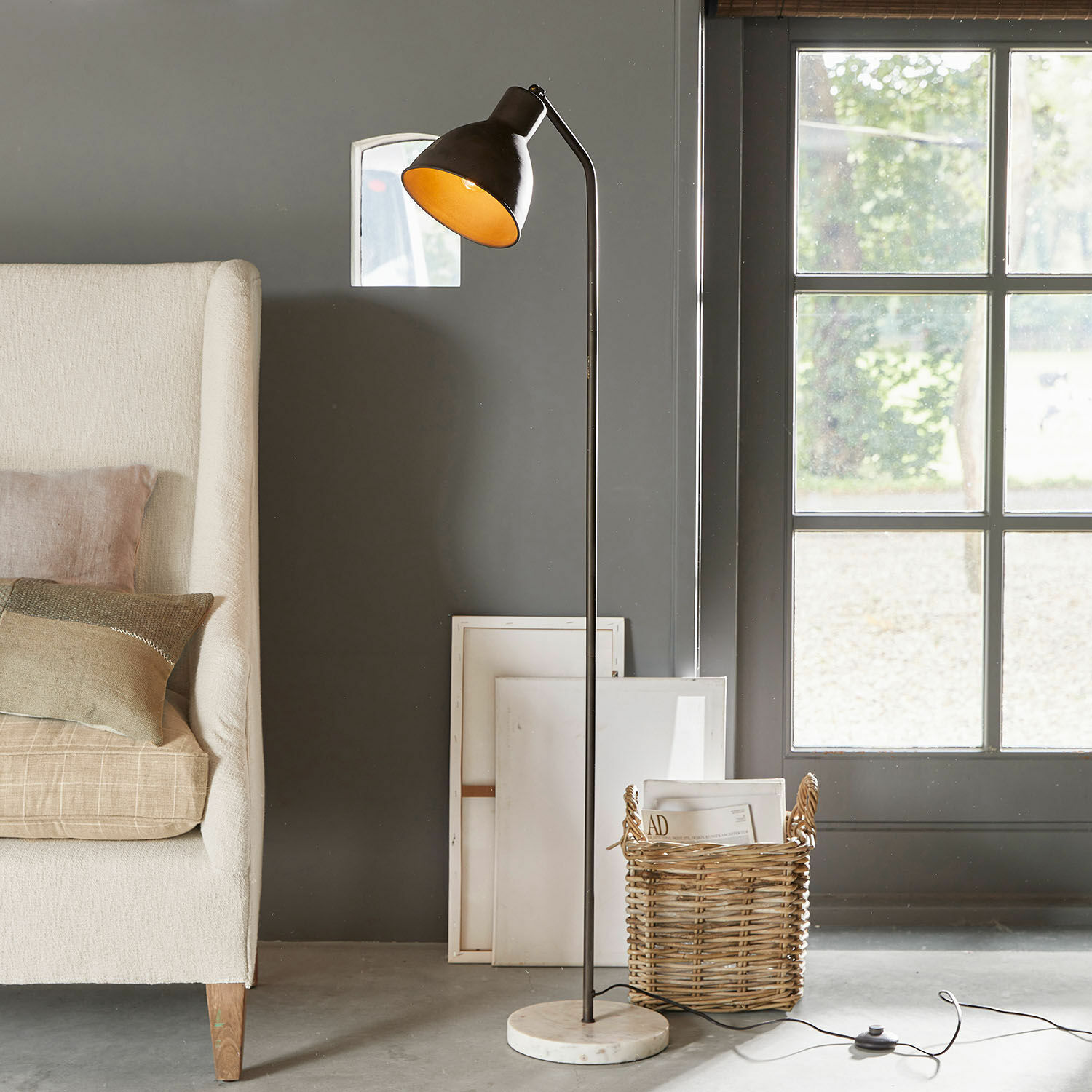 Stehlampe Mockville Lámpara de pie de metal negro con base de mármol blanco, diseño moderno para salón