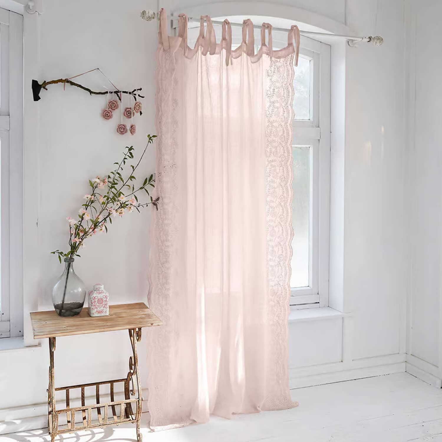 Cortina rosa clara de tela ligera con borde de encaje y lazos, decoración elegante para ventanas
