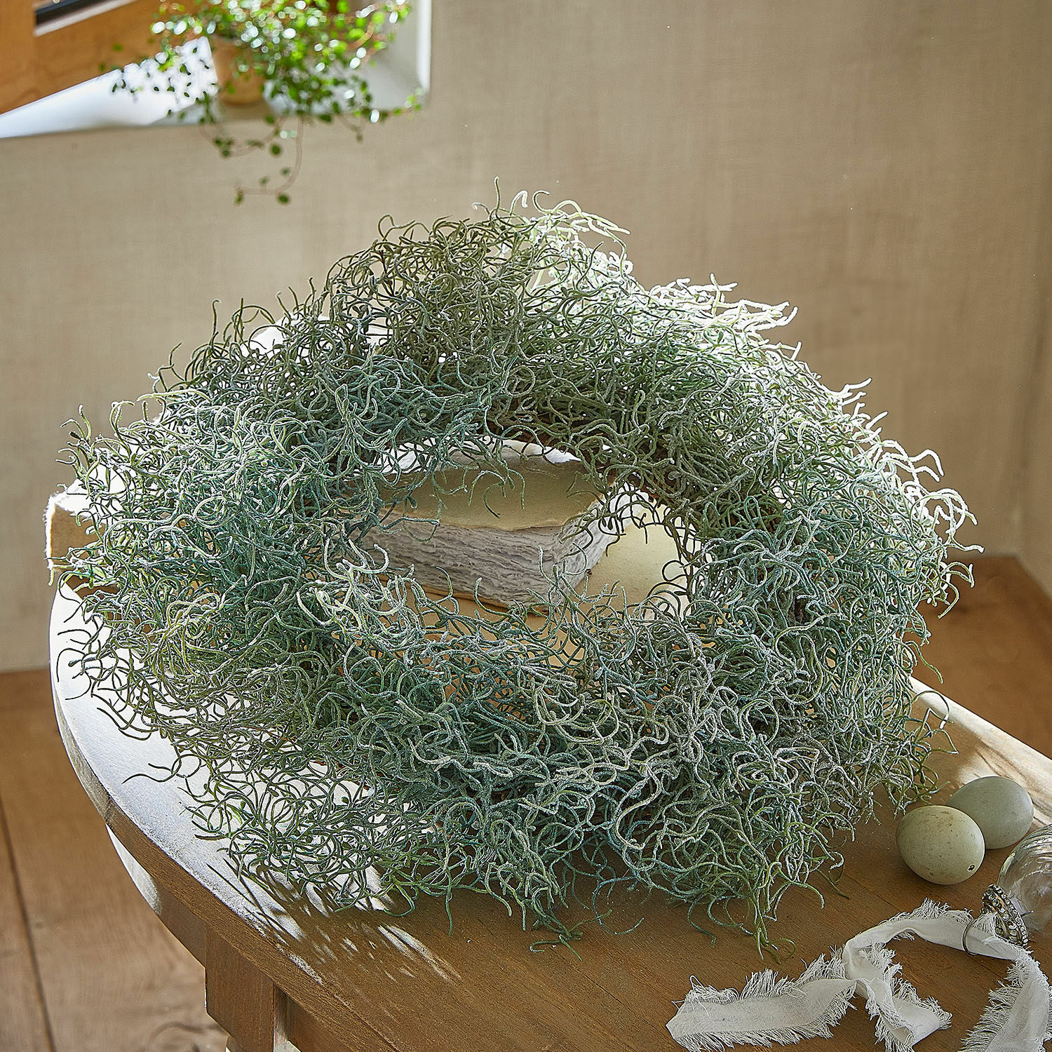 Corona Yuliven Corona decorativa de musgo verde sobre mesa de madera, adorno natural para interiores