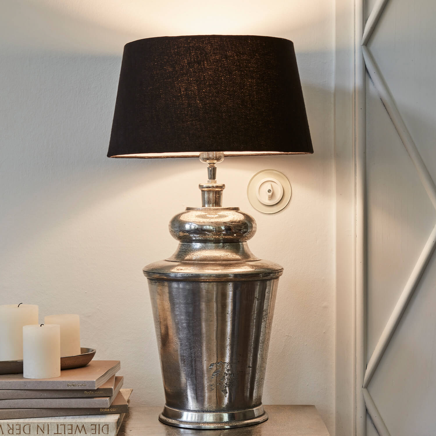 Lámpara de mesa con base metálica plateada y pantalla negra, iluminación decorativa para interiores