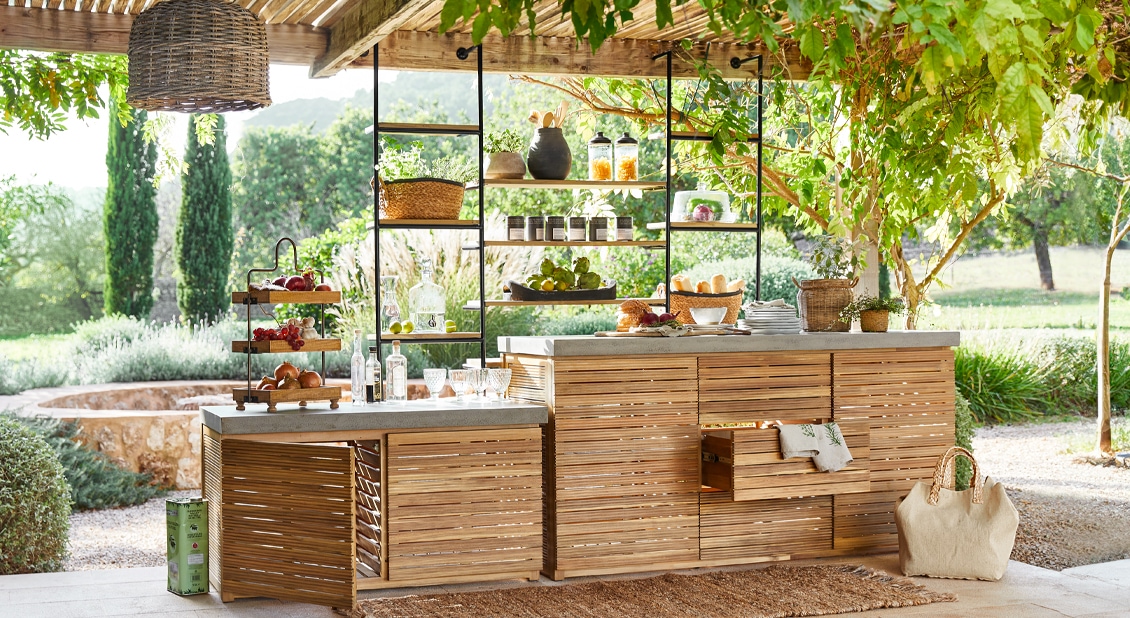 Mueble de jardín de madera con encimera de hormigón y estantes metálicos, mobiliario natural