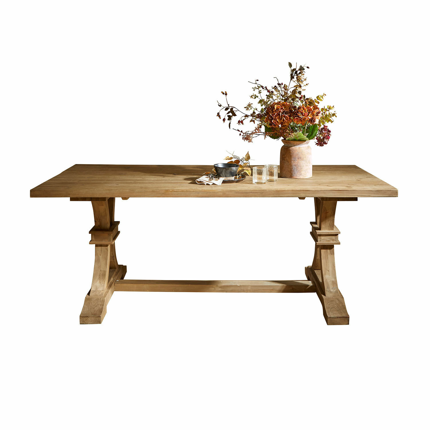 Mesa de madera natural con decoración floral, mueble robusto para comedor