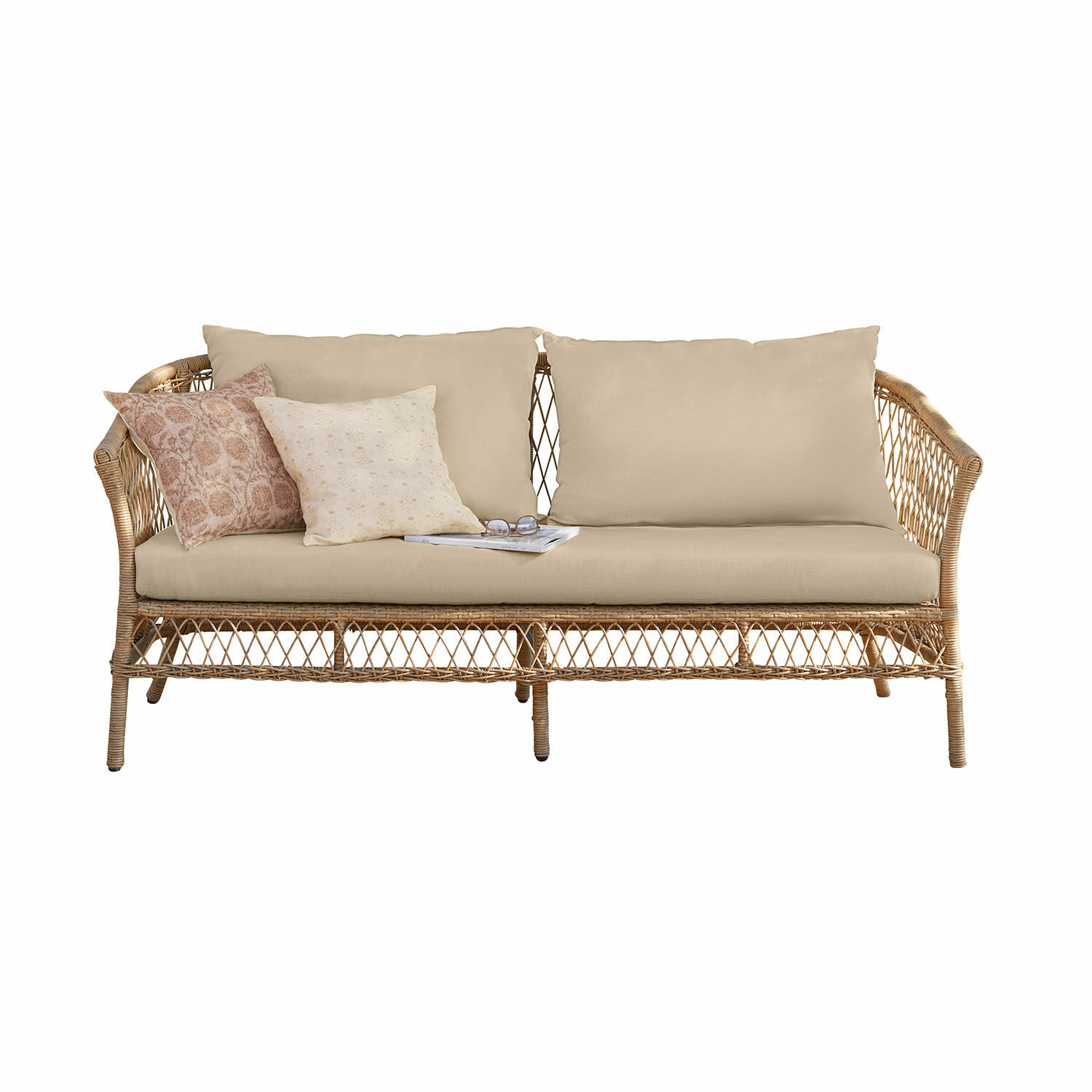 Sofá Farington Sofá de ratán con cojines beige y cojines decorativos en tonos pastel suaves