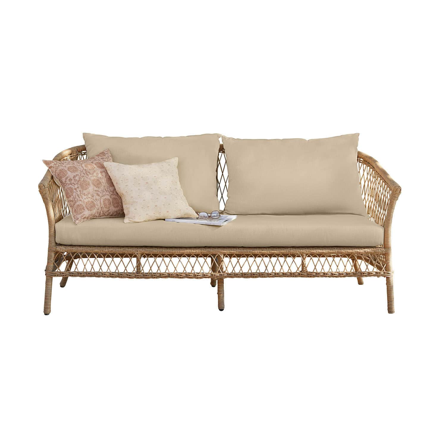 Sofá Farington Sofá de ratán con cojines beige y cojines decorativos en tonos pastel suaves