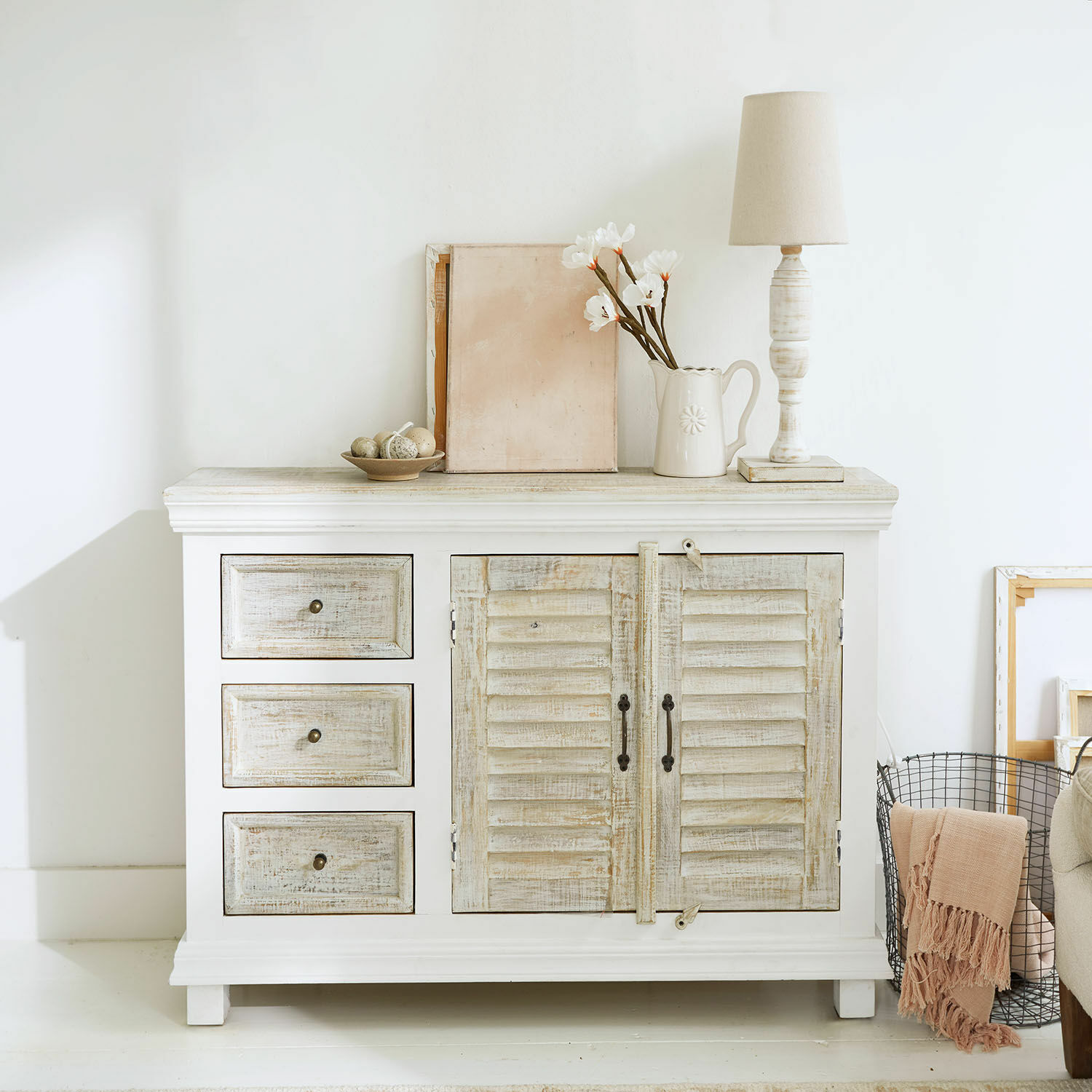 Cómoda Nevellique Cómoda blanca de madera con tres cajones y puertas dobles de persiana en estilo vintage