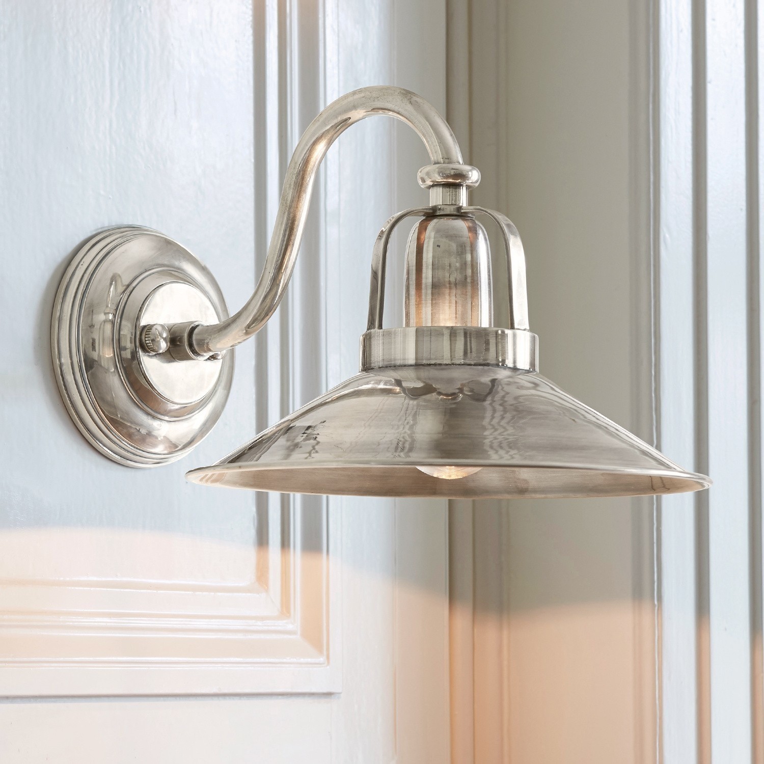 Lámpara de pared Timeon Aplique de pared metálico plateado con amplia pantalla para iluminación interior elegante