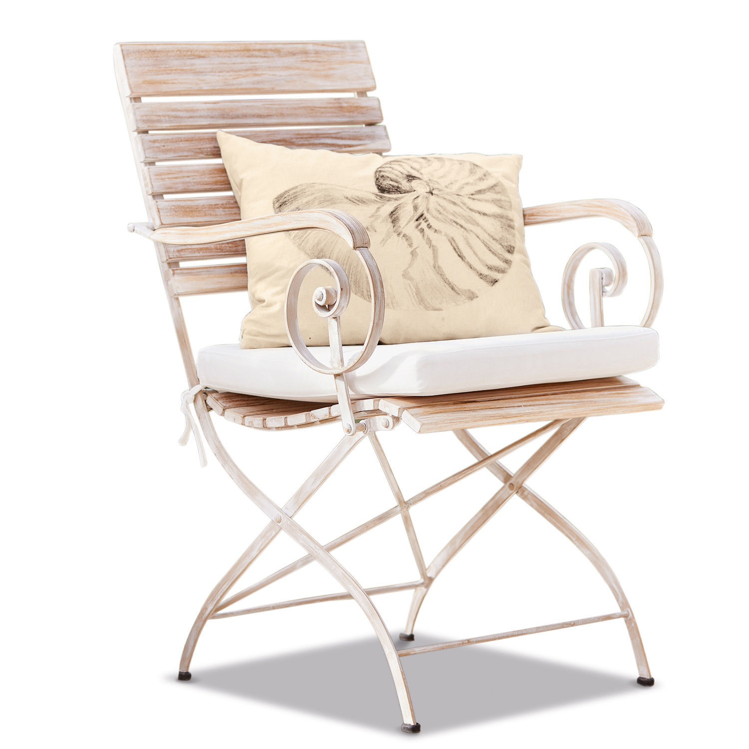 Silla de jardín de madera y metal en acabado blanco desgastado con cojín decorativo crema