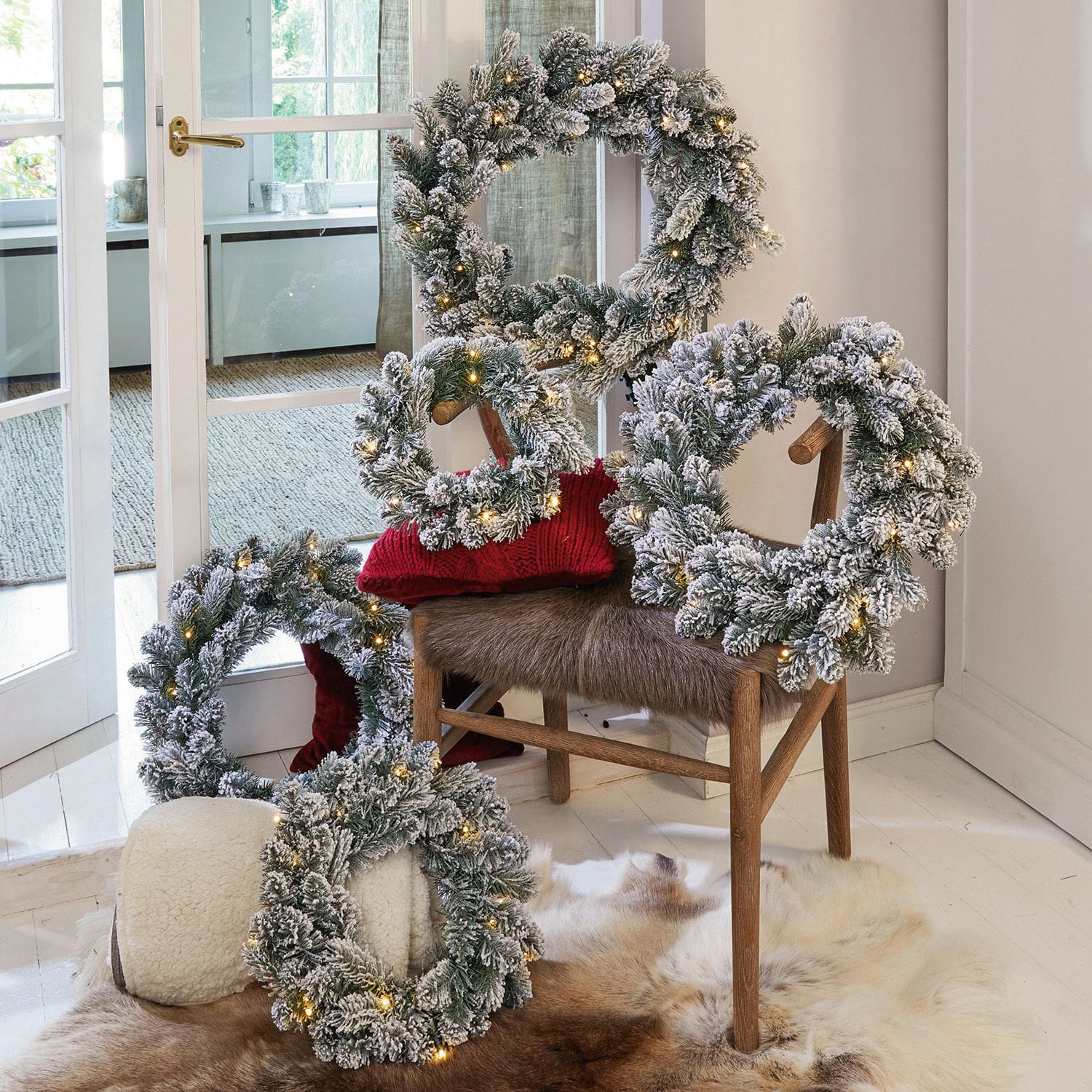 Set de 5 coronas Ellaria Conjunto de cinco coronas navideñas con ramas nevadas y luces LED cálidas para decoración del hogar
