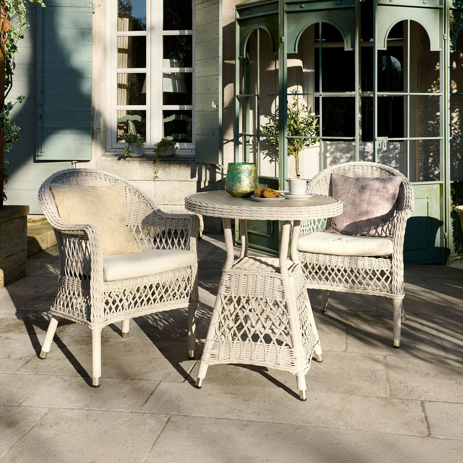 Grupo de asientos Solavine Conjunto de muebles de jardín de ratán blanco con cojines, mesa redonda y dos sillones en terraza