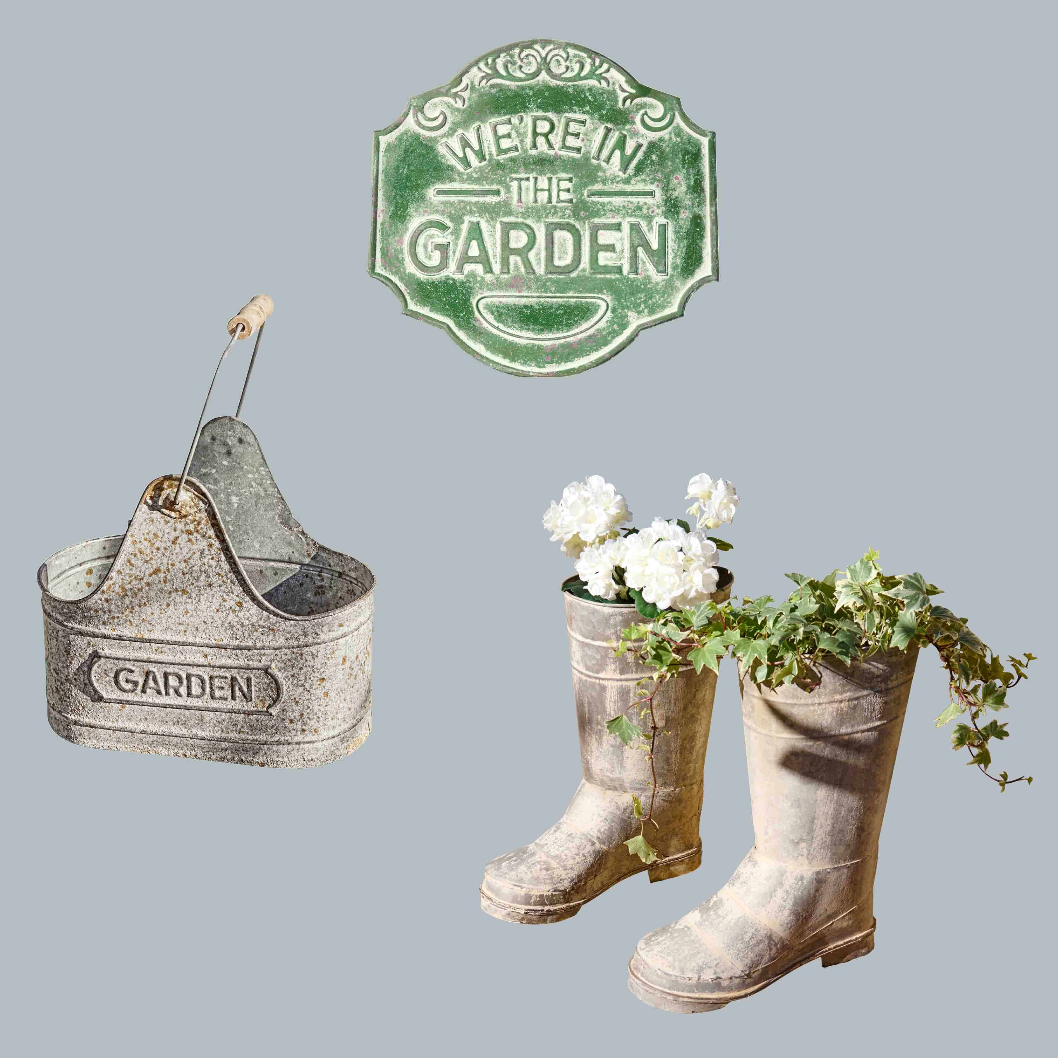 Conjunto de decoración de jardín con recipiente metálico, placa verde y botas con flores