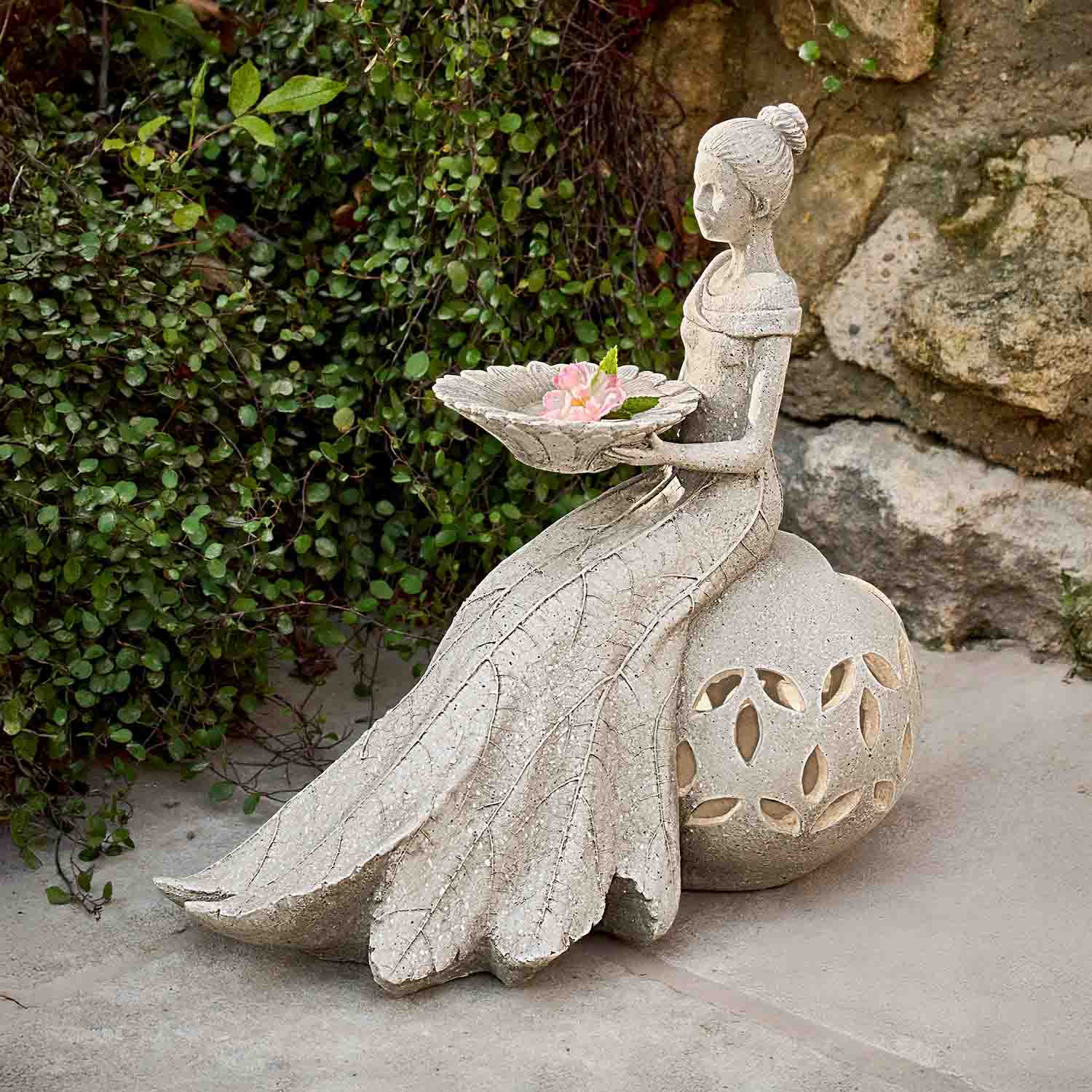 Figura de jardín de piedra con mujer sosteniendo un plato con flores, decoración exterior
