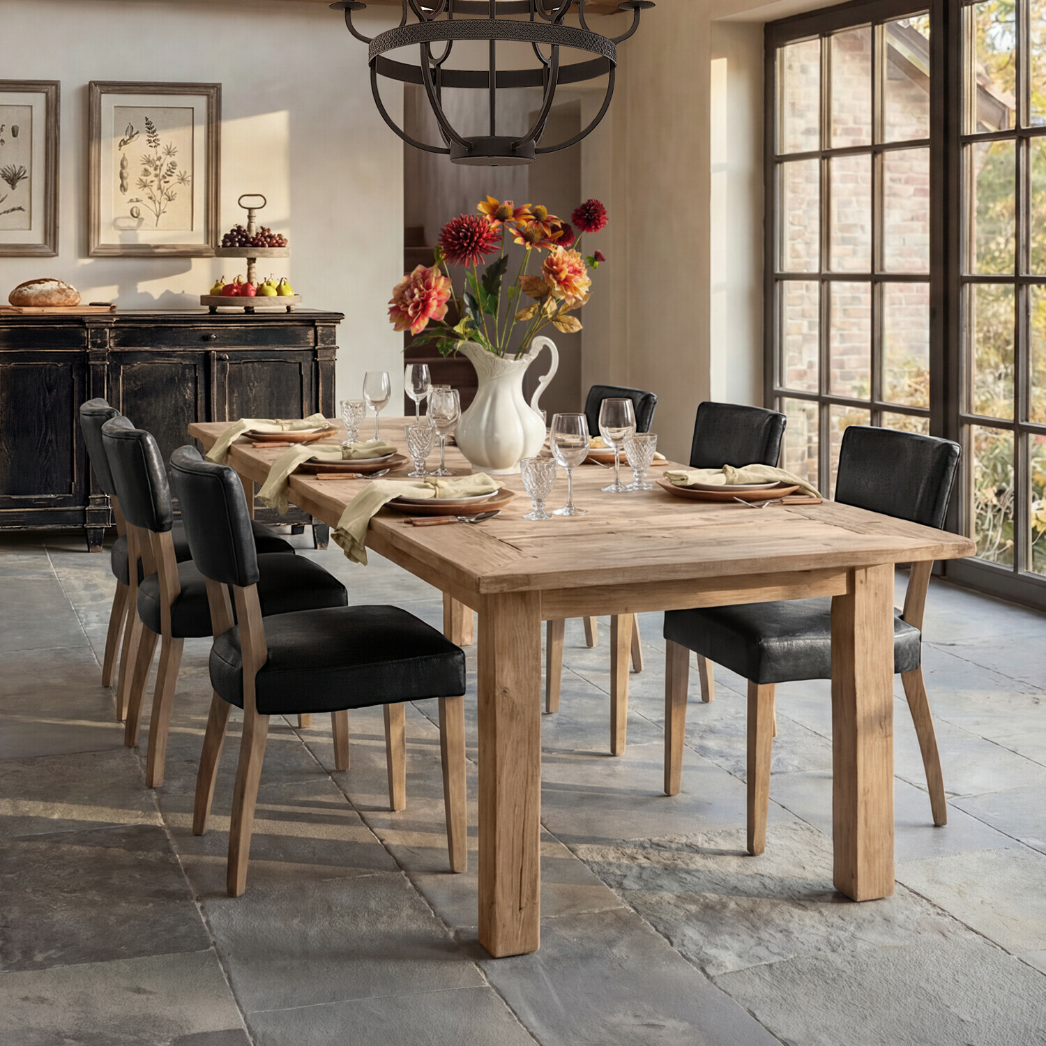 Mesa Amherst Comedor con mesa de madera clara y sillas negras tapizadas, centro de flores sobre la mesa