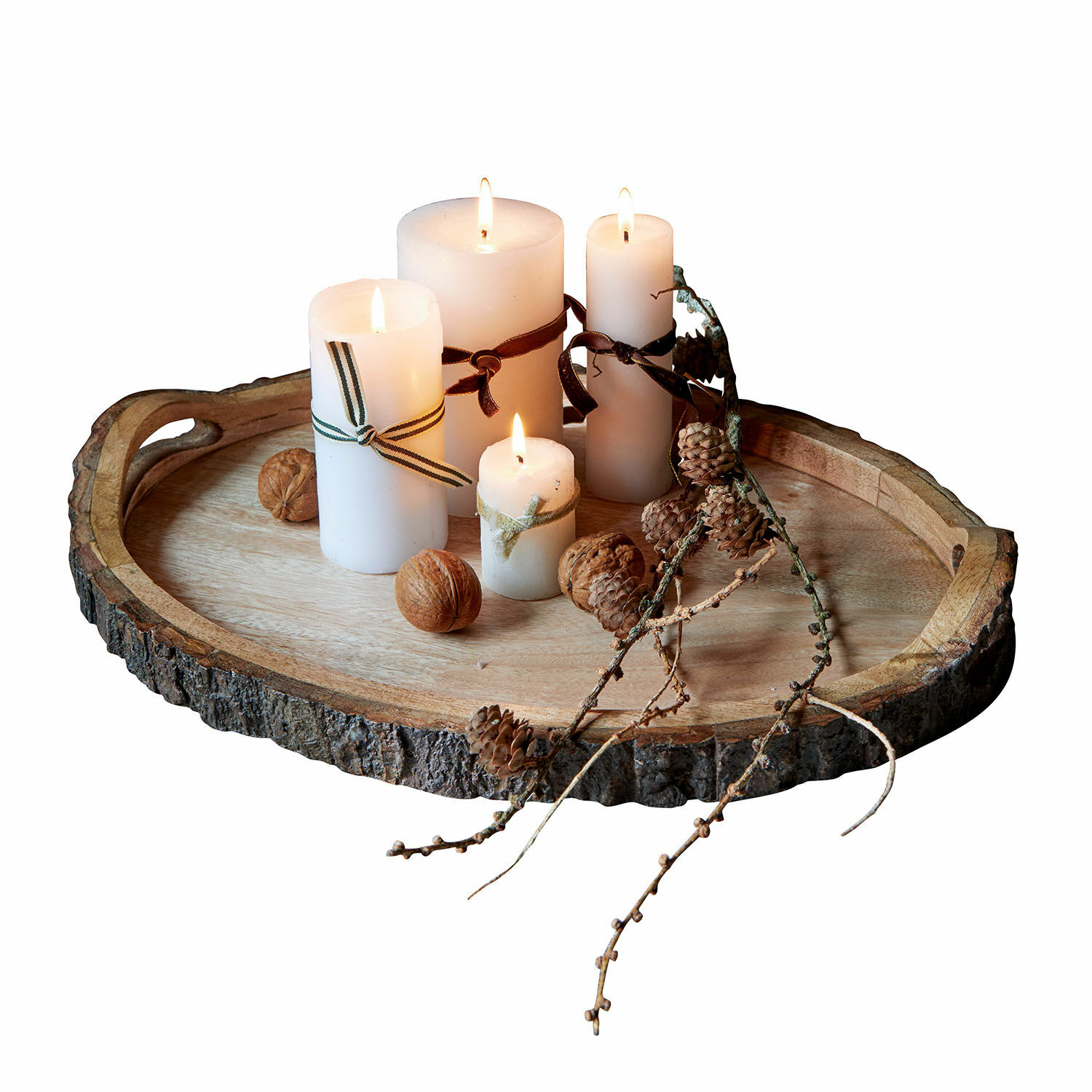 Bandeja Danice Bandeja de madera con corteza natural, velas blancas y decoración con nueces y piñas