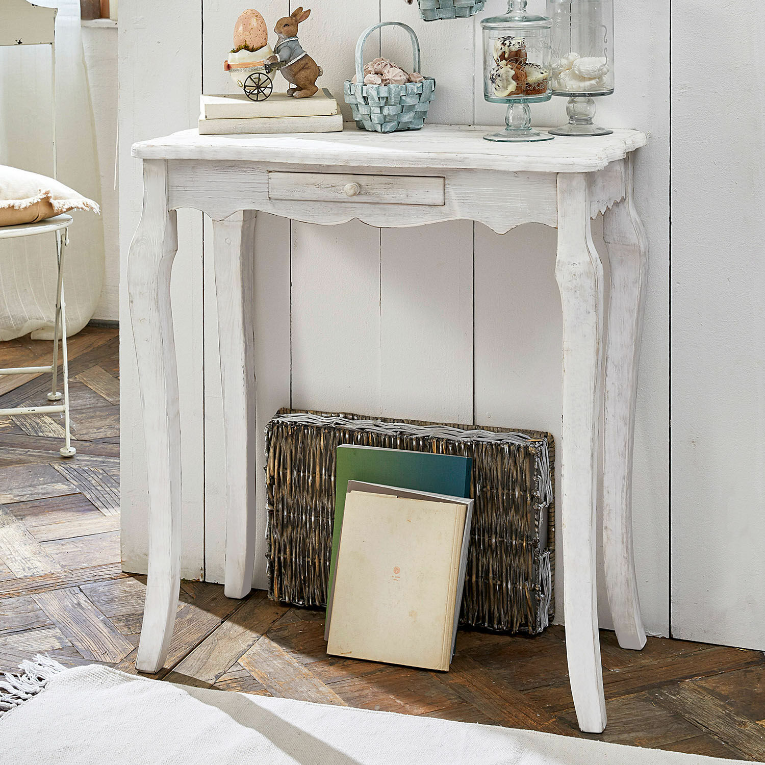 Consola Barbey Consola blanca de madera estilo vintage con cajón sobre suelo de madera con decoración de Pascua