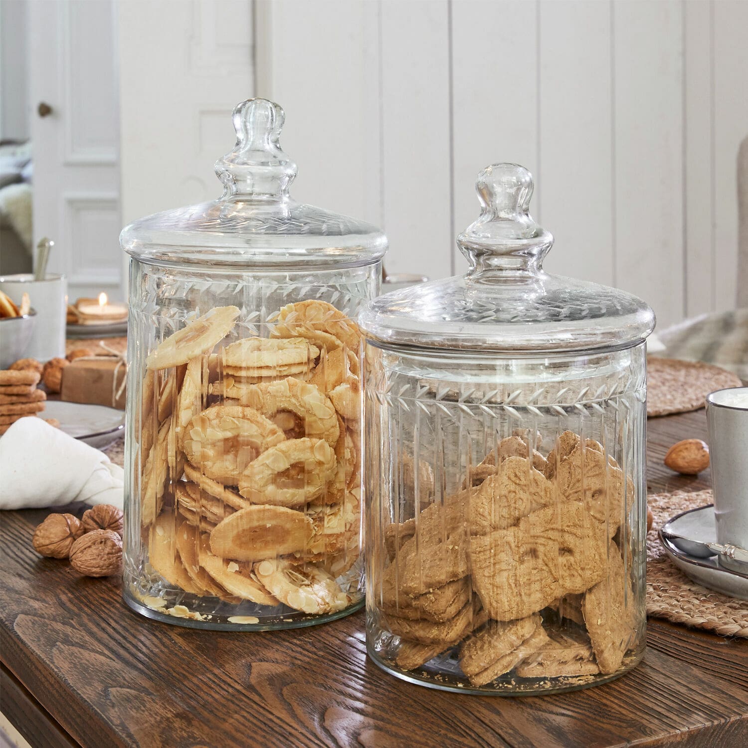 Set de 2 tarros de cristal Maledisant Recipientes de vidrio transparente con tapas llenos de galletas sobre mesa de madera rústica