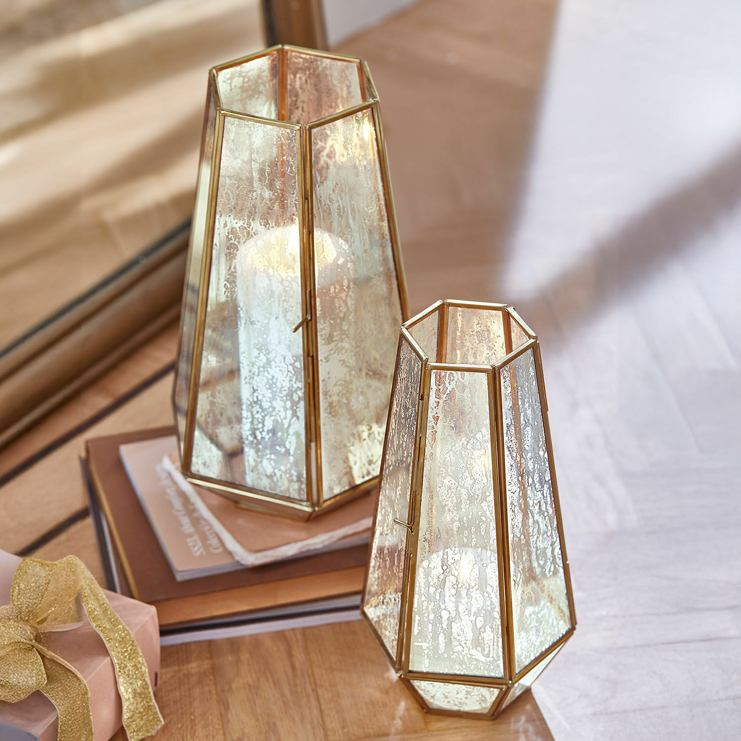 Set de 2 portavelas Mouniza Conjunto de dos faroles de vidrio y latón dorado con efecto espejo envejecido, decoración para interiores