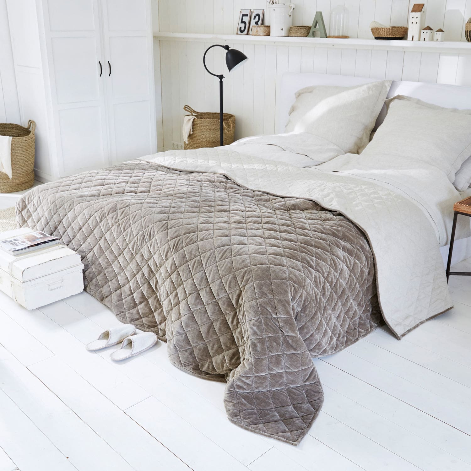 Colcha Verdier Colcha acolchada beige y gris de material suave, decoración acogedora para dormitorio