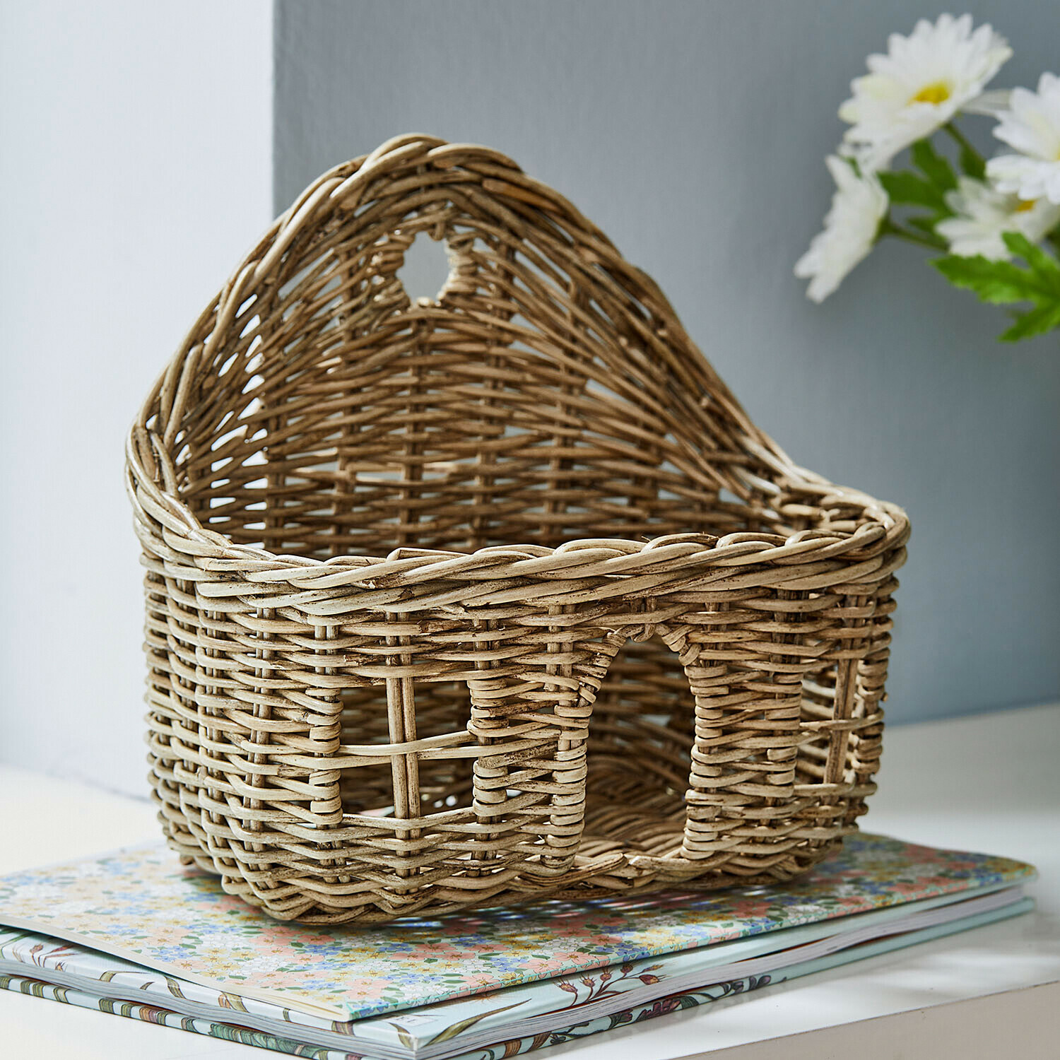 Cesta de mimbre en forma de casa color natural para decoración y almacenamiento