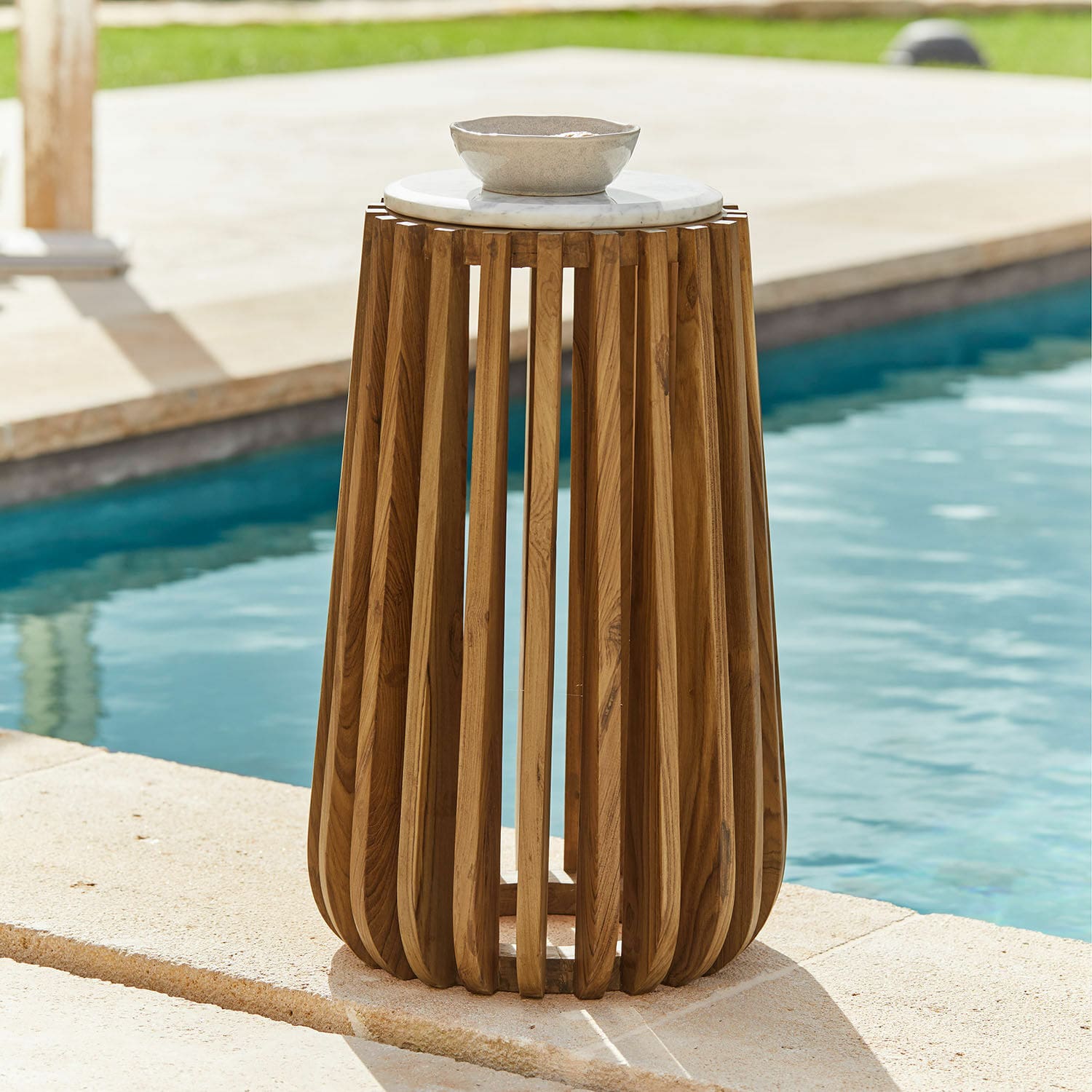 Mesa auxiliar Urbeline Mesa auxiliar de madera de teca con tapa de mármol blanco, ideal para terraza o piscina
