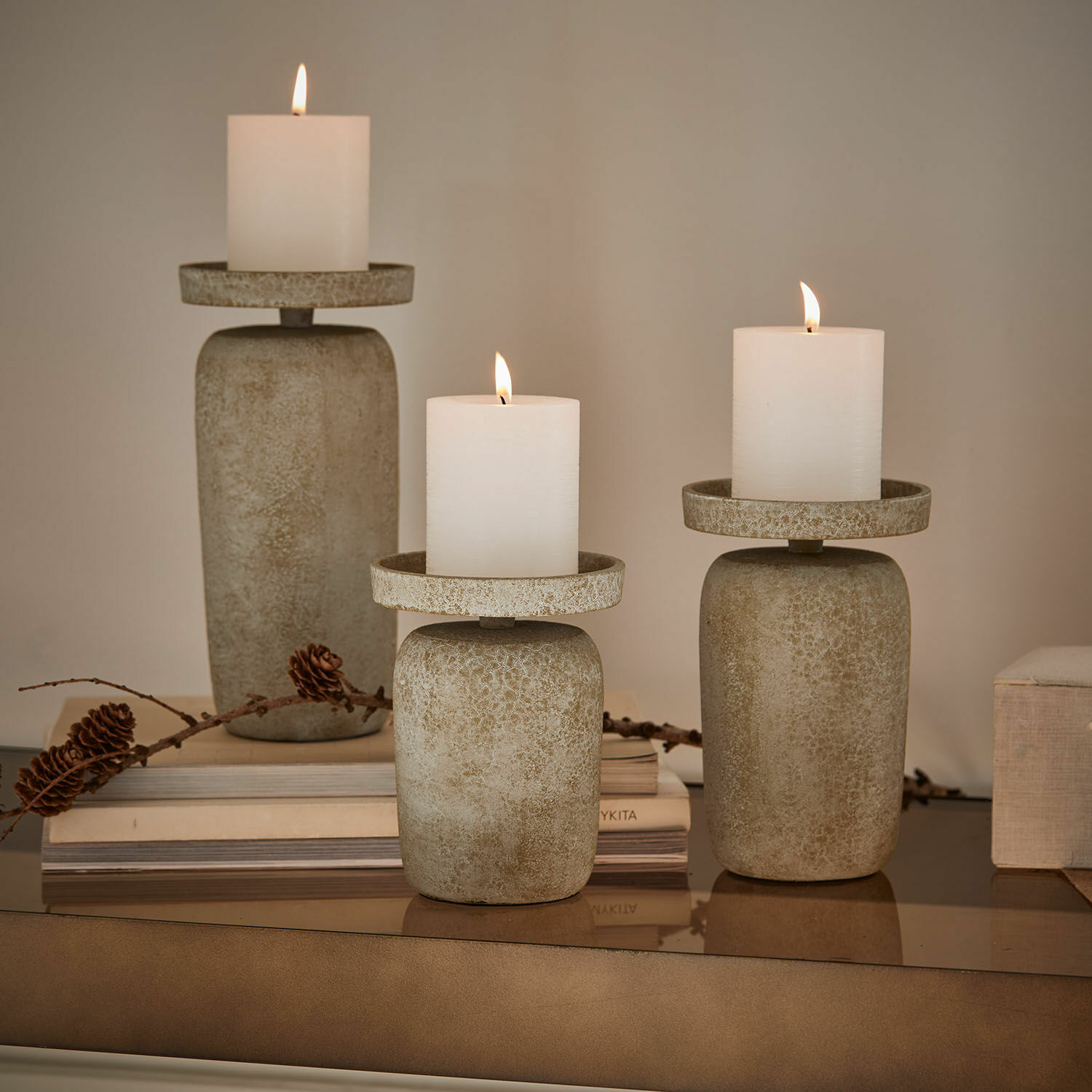 Set de 3 candeleros Amsley Conjunto de tres candelabros de piedra beige con velas blancas, decoración para el hogar
