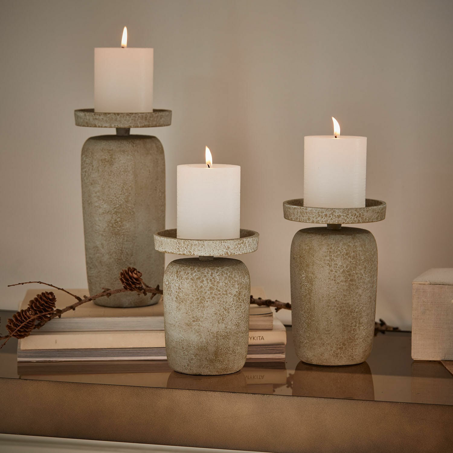 Set de 3 candeleros Amsley Conjunto de tres candelabros de piedra beige con velas blancas, decoración para el hogar
