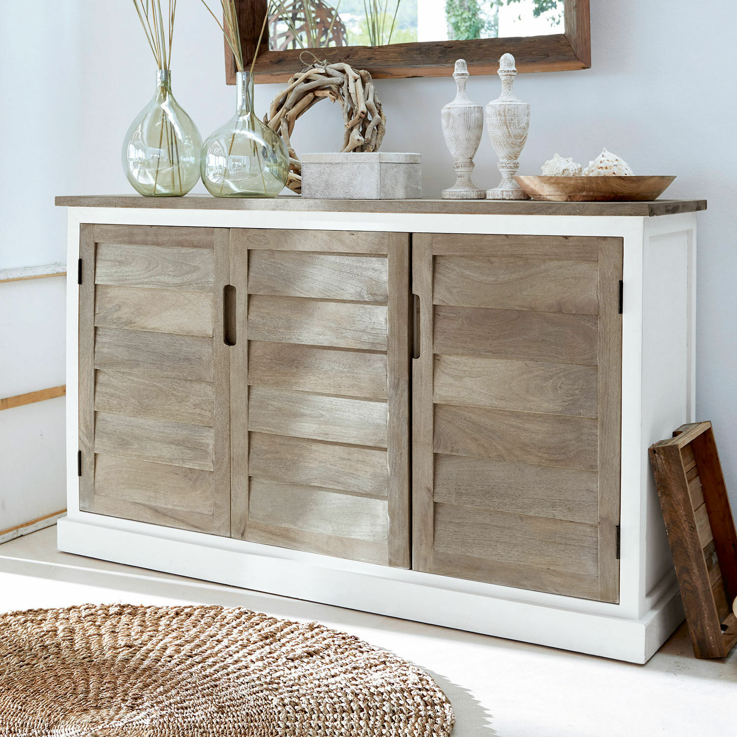 Aparador Frapelle Aparador de madera de mango en blanco y natural con decoraciones y alfombra redonda de yute