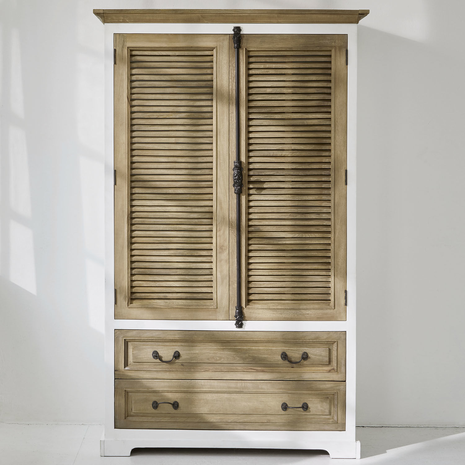 Armario Bureau Armario de madera de mango en blanco y natural con puertas de persiana y cajones