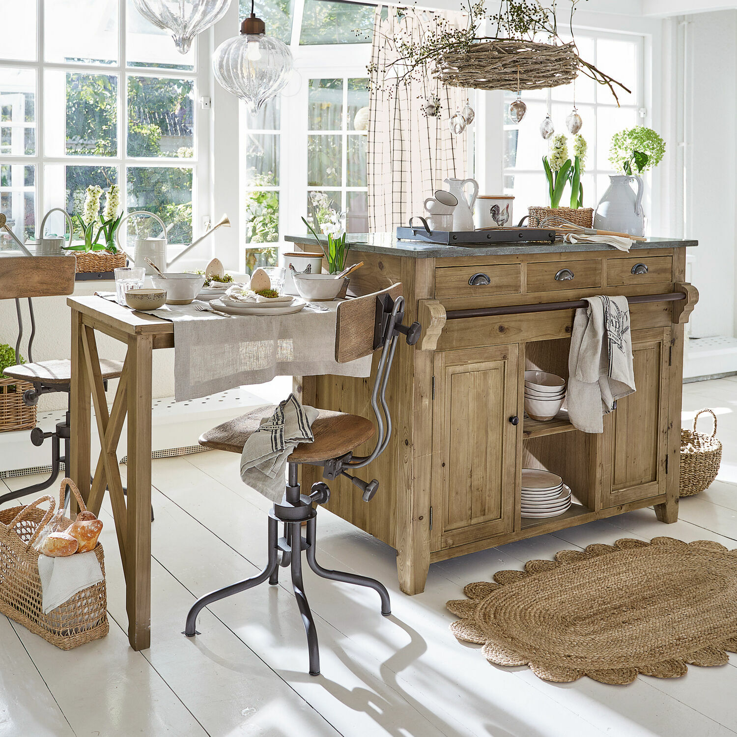 Mueble de cocina Évain Cocina rústica con isla y mesa de madera, materiales naturales y decoración clara en espacio luminoso