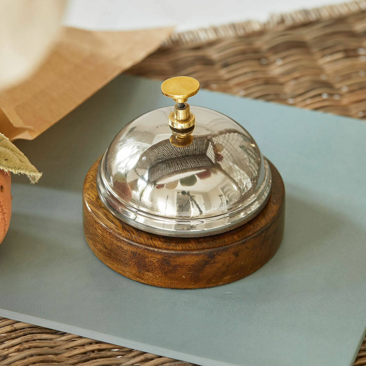 Campana de mesa Tiddly Timbre de recepción con cúpula metálica y base de madera, accesorio clásico para oficina o hotel