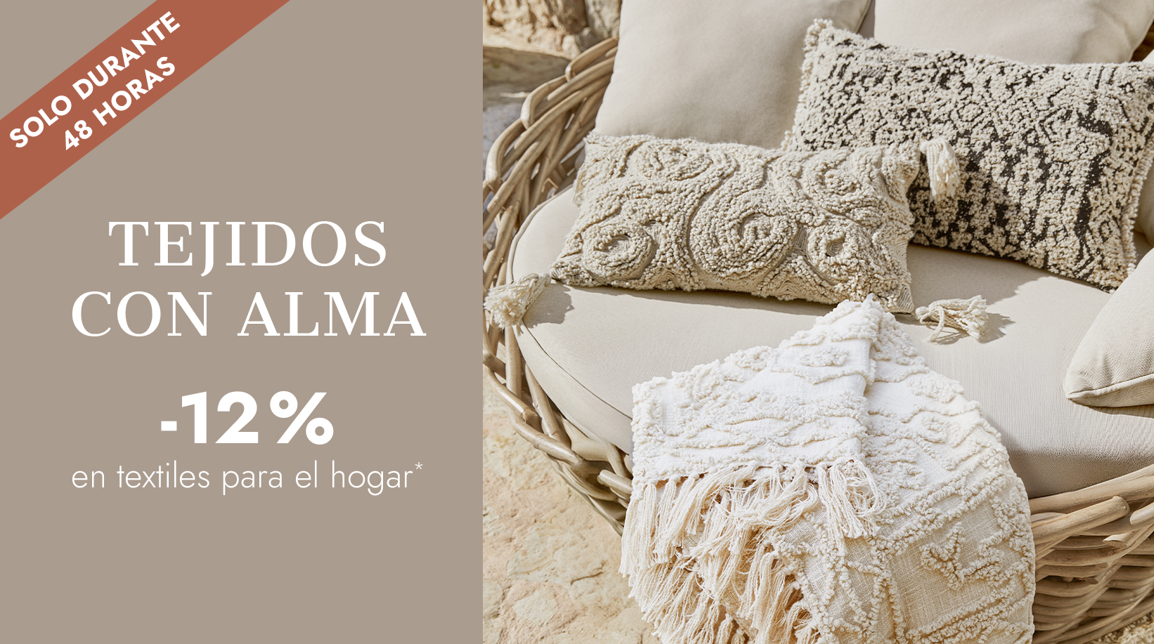 Textiles decorativos beige y crema sobre sillón de mimbre, promoción en textiles para el hogar