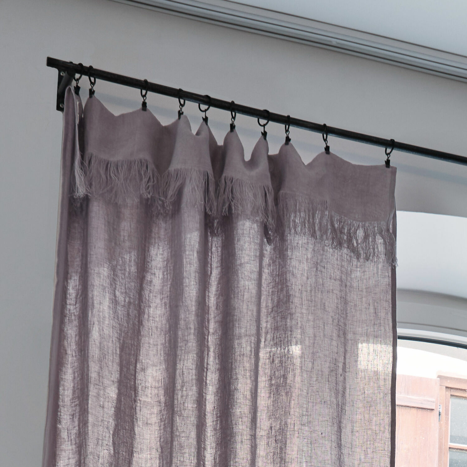 Cortina violeta de lino con flecos en barra metálica, decoración elegante para ventana