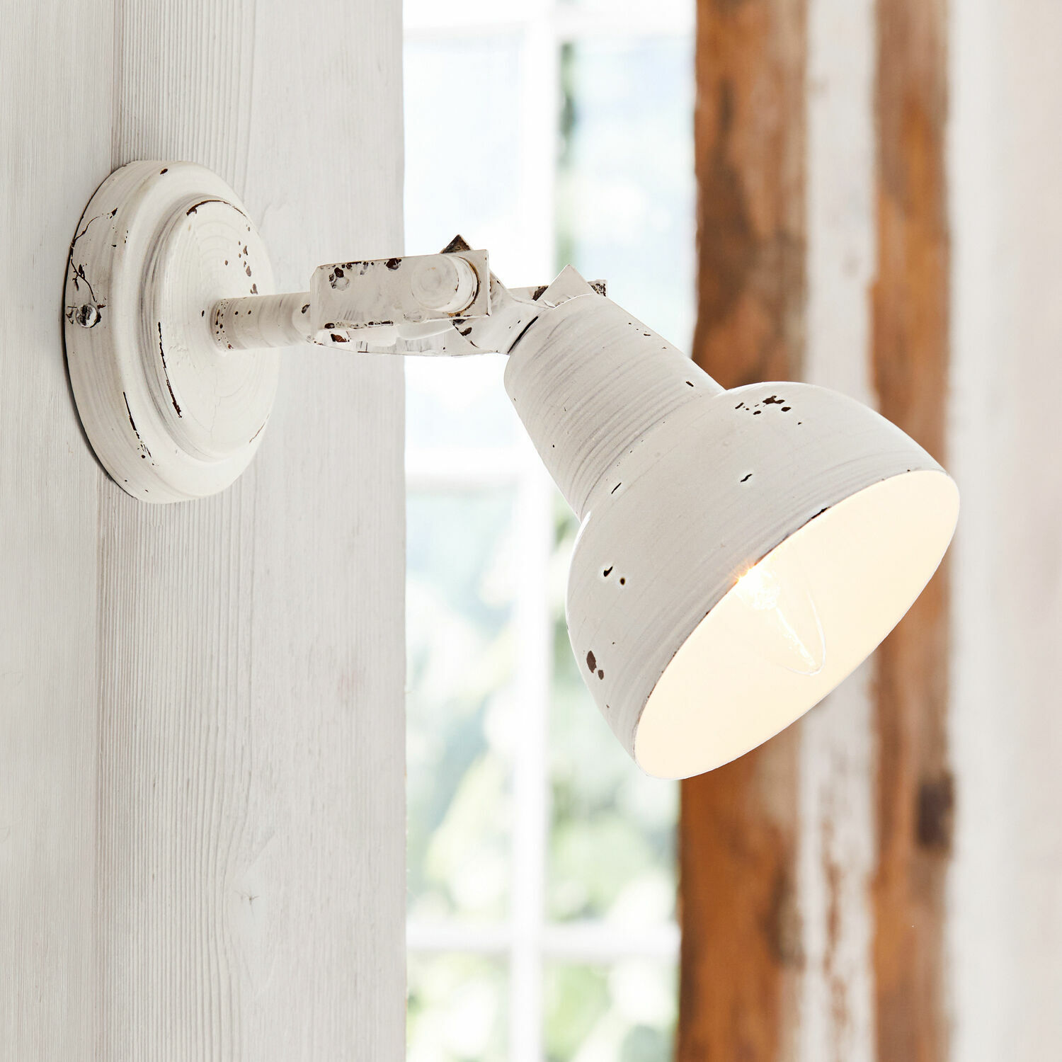 Lámpara de pared Rieke Lámpara de pared de metal blanco estilo vintage con pantalla ajustable, iluminación rústica interior