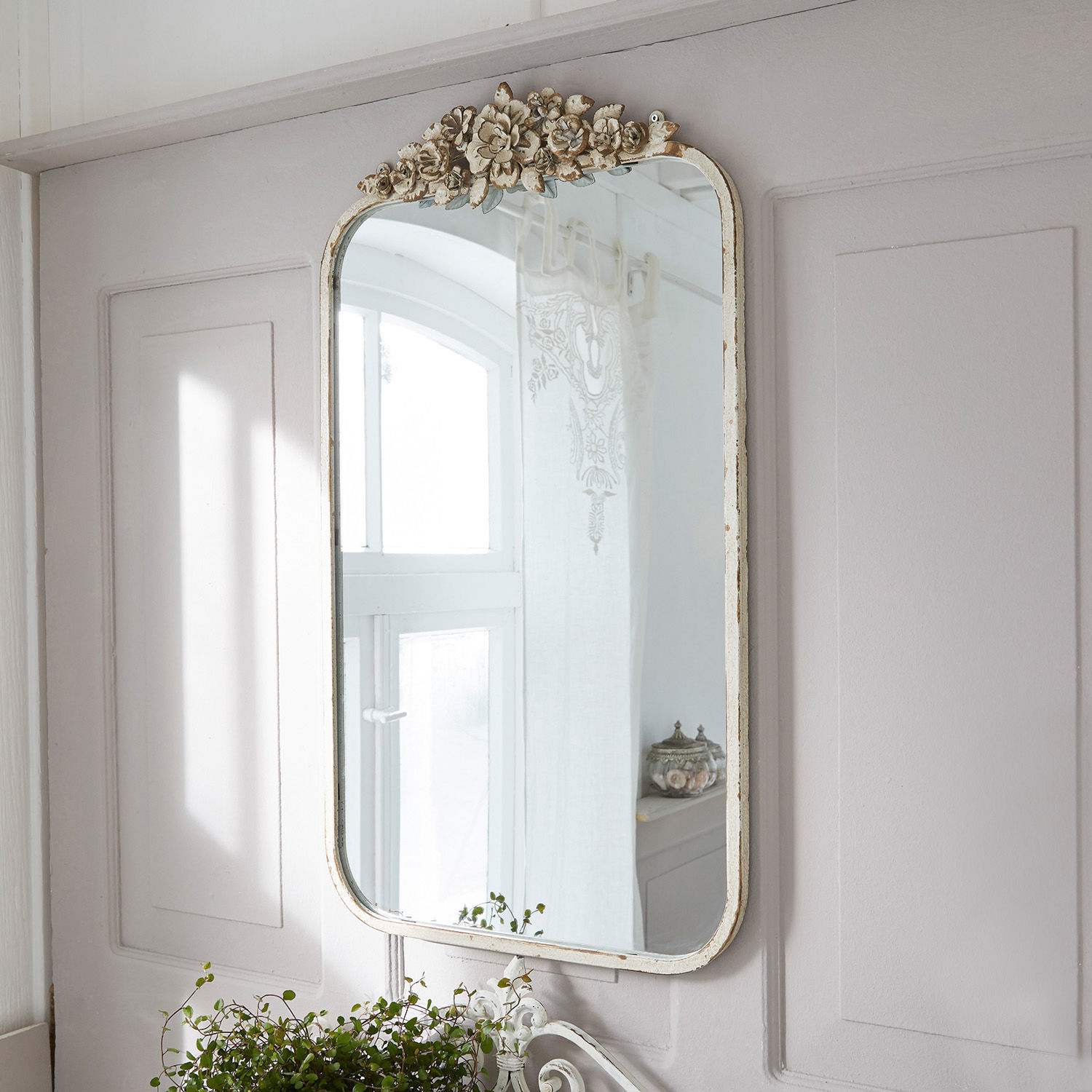 Espejo Veilleures Espejo de pared decorativo con marco blanco envejecido y adorno floral, estilo vintage