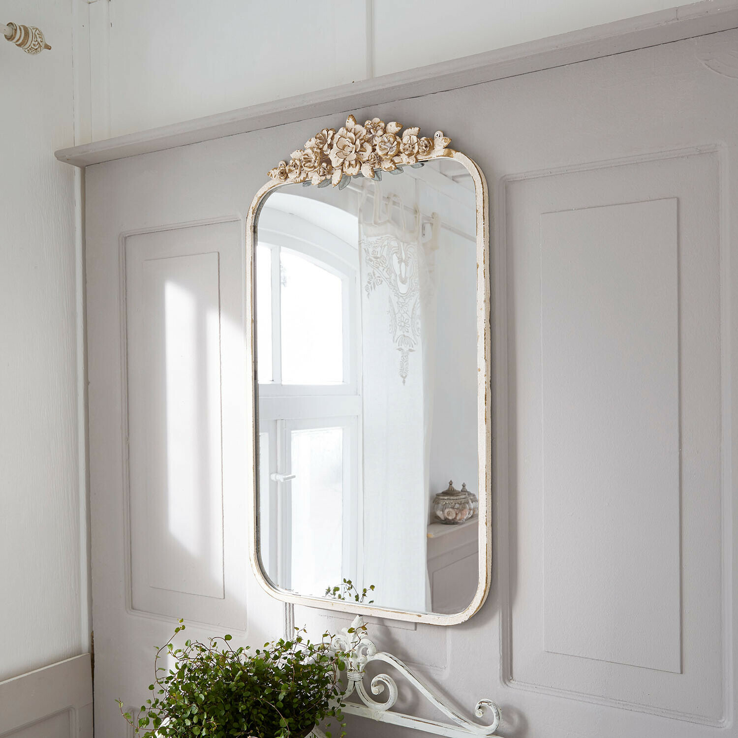 Espejo Veilleures Espejo de pared decorativo con marco blanco envejecido y adorno floral, estilo vintage