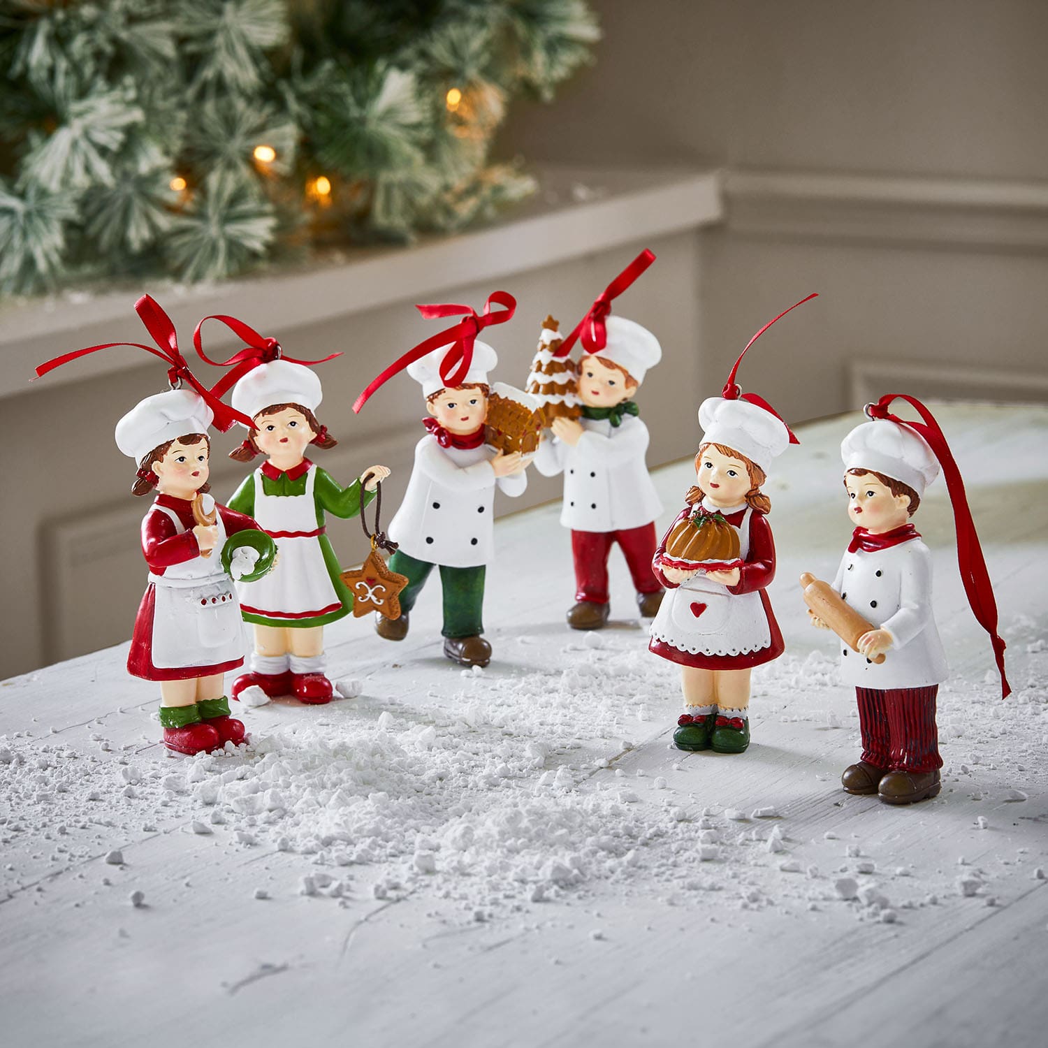 Conjunto de seis adornos de cerámica con chefs en gorros blancos y lazos rojos para árbol de Navidad