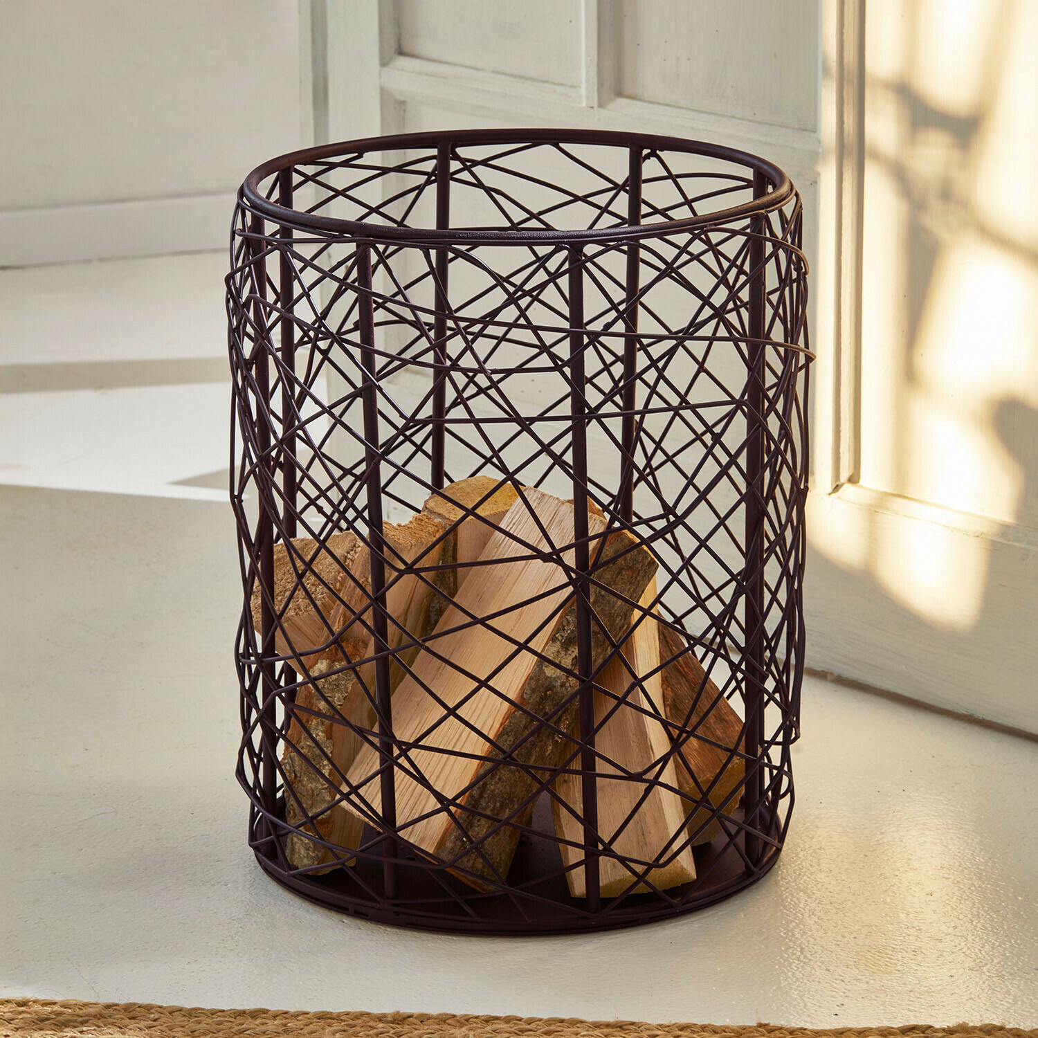 Cesta para leña Wendrel Cesta redonda de metal oscuro para almacenar leña en interiores con diseño moderno