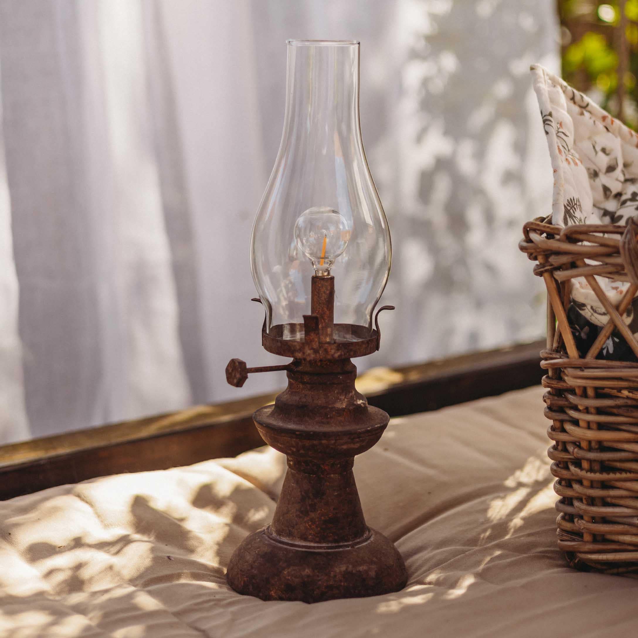Lámpara de aceite rústica de metal con pantalla de vidrio transparente para decoración interior