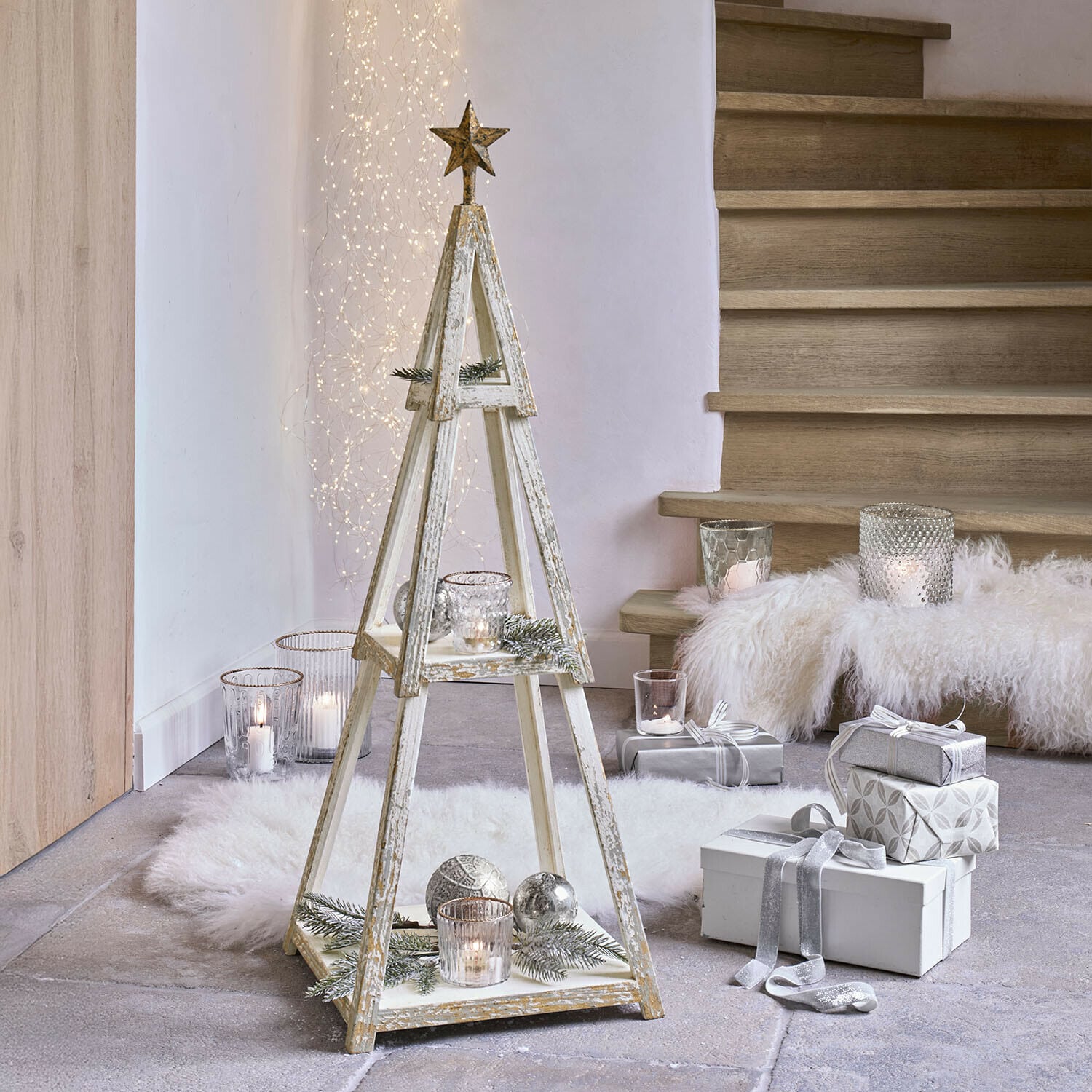 Árbol decorativo Myrnara Árbol de Navidad decorativo de madera con acabado blanco envejecido y adornos navideños para interiores