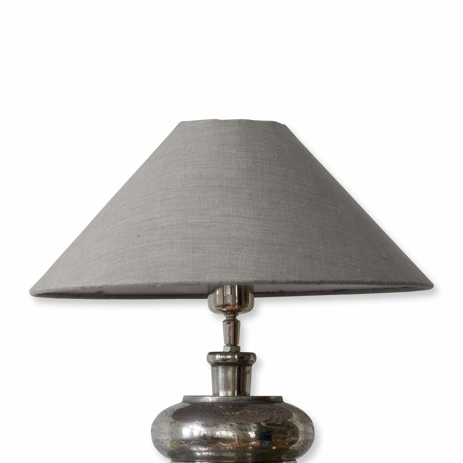 Lámpara de mesa Emmera con base metálica y pantalla taupe, iluminación decorativa para interiores