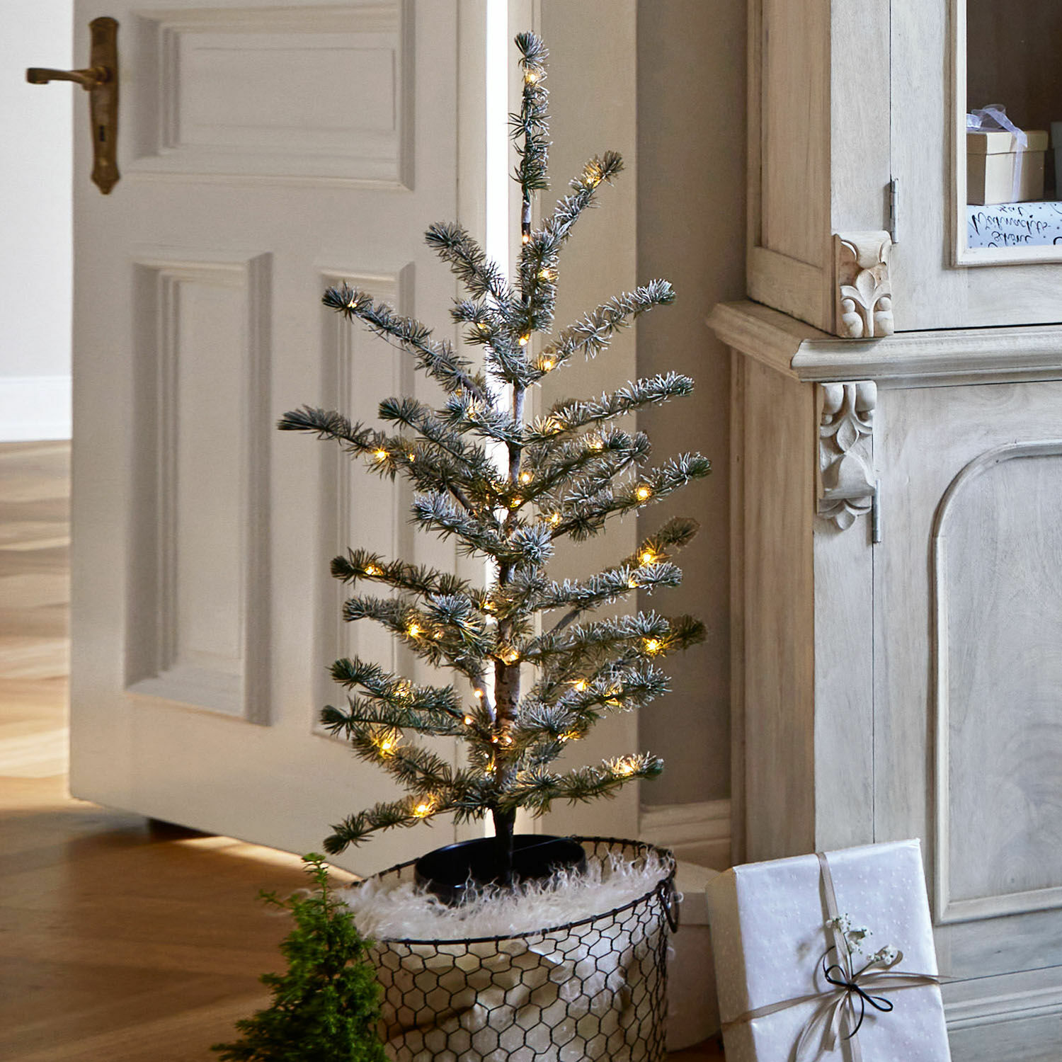 Árbol decorativo Lawrence Pequeño árbol de Navidad artificial con ramas verdes y luces LED cálidas en cesta decorativa
