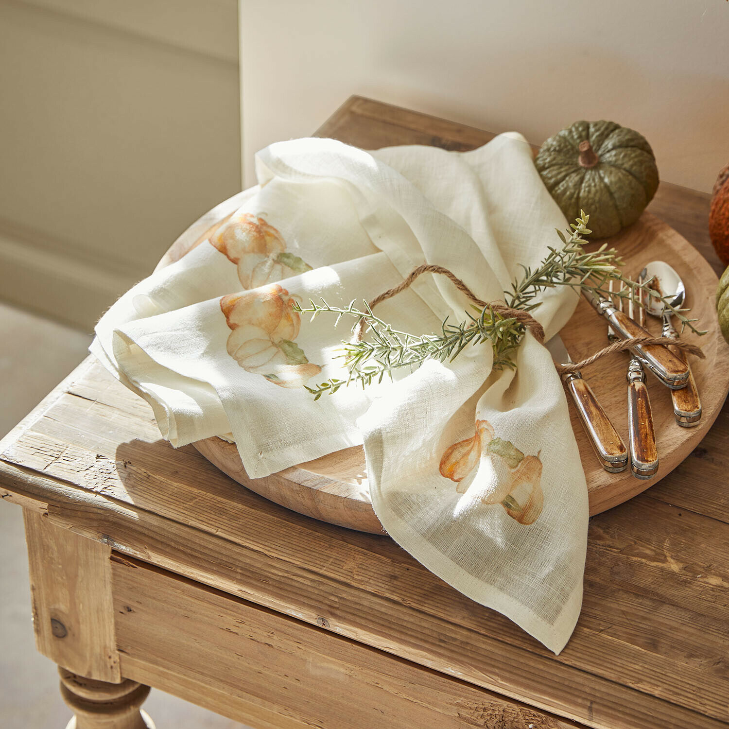 Set de 4 servilletas Florrien Servilleta de lino crema con estampado de calabaza y decoración de hierbas en bandeja de madera con cubiertos